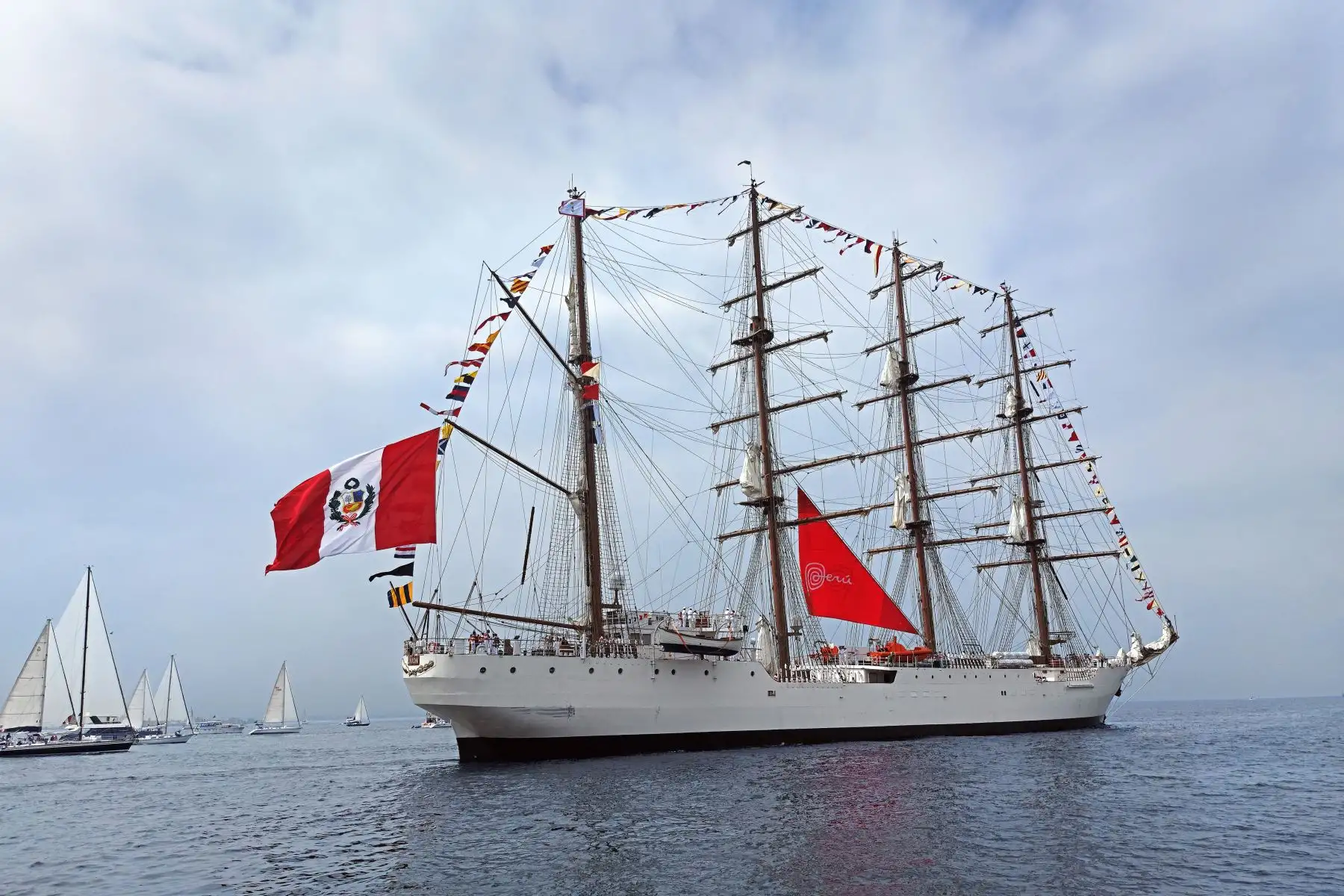El buque escuela a vela B.A.P. Unión navega por el río Hudson, convirtiéndose en protagonista de la histórica celebración del 250.º aniversario de la independencia de los Estados Unidos. Foto: ANDINA/Difusión