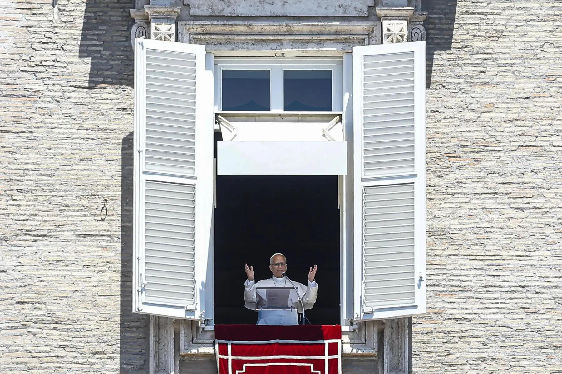 El Papa León XIV durante el Ángelus —la tradicional oración dominical— desde la ventana de su despacho con vistas a la Plaza de San Pedro, en la Ciudad del Vaticano. Foto: EFE