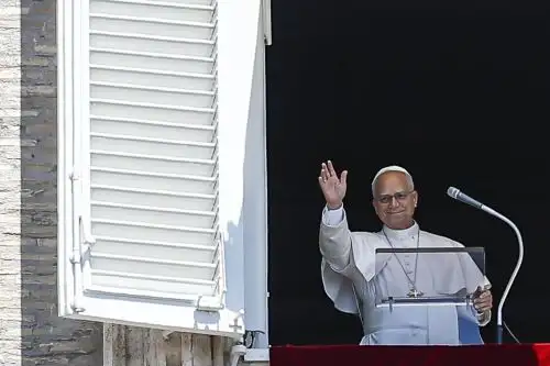 El Papa León XIV dirige el rezo del Ángelus en el Vaticano.