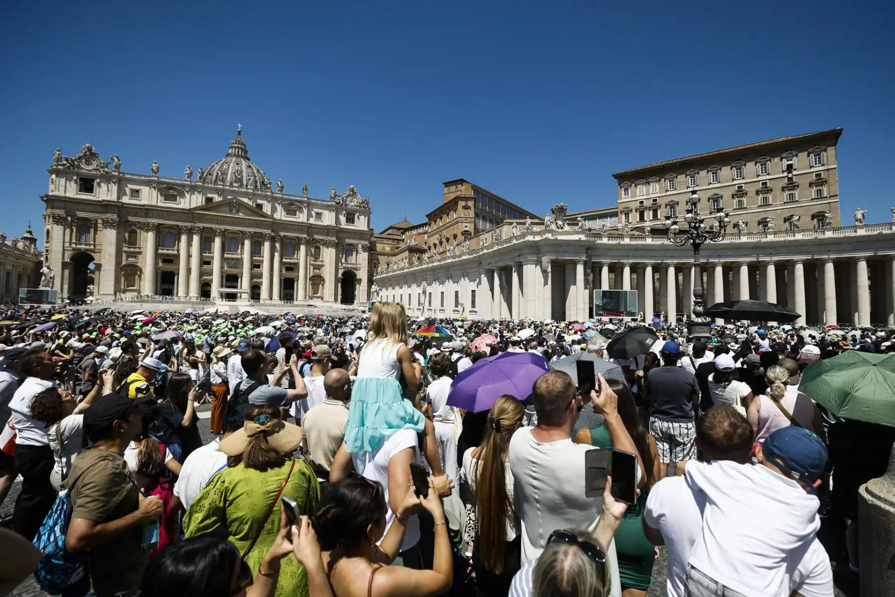 Los fieles se congregan mientras el Papa León XIV dirige la oración del Ángelus en la Plaza de San Pedro de la Ciudad del Vaticano,
Foto: EFE