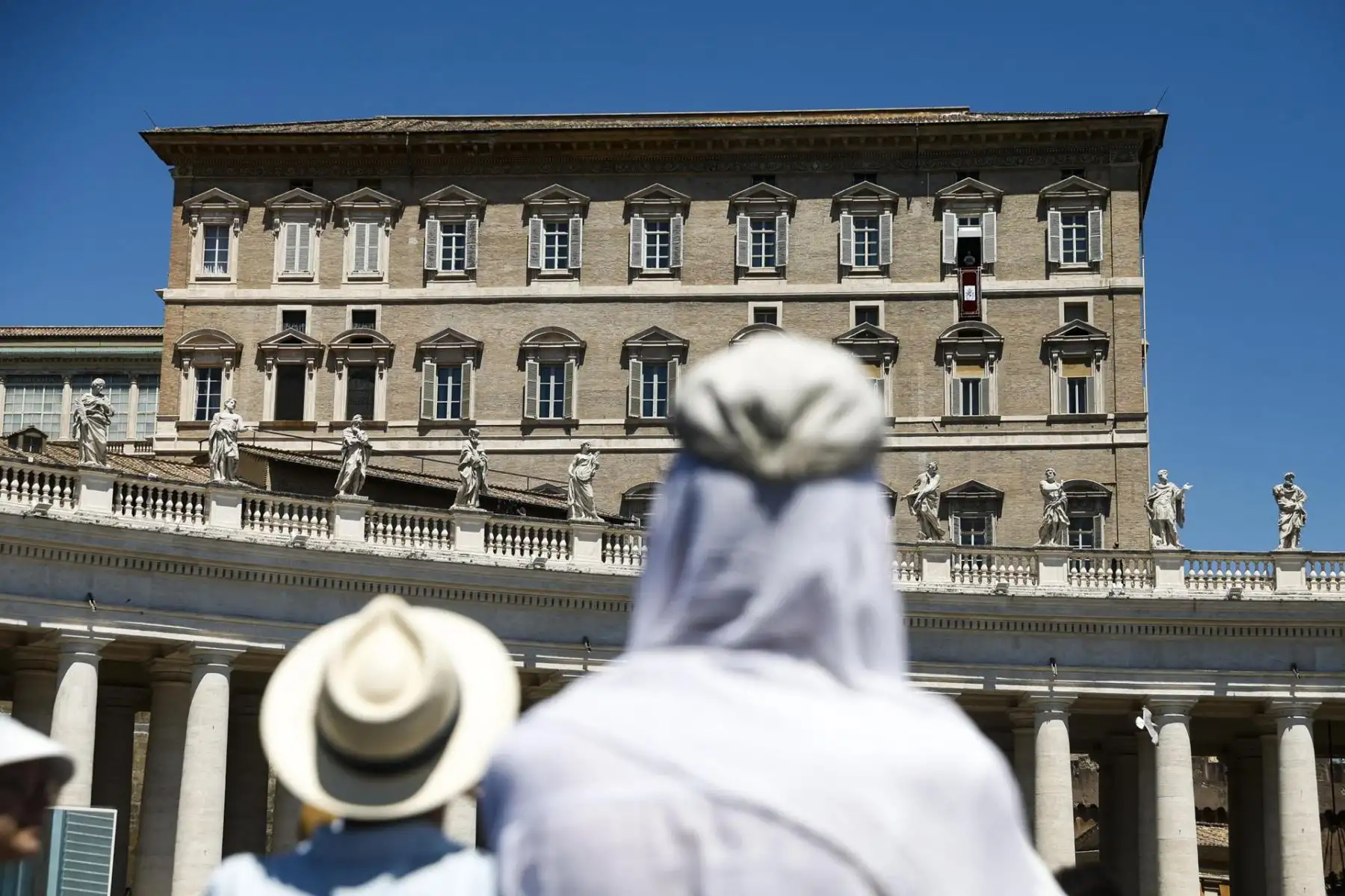Los fieles se congregan mientras el Papa León XIV dirige la oración del Ángelus en la Plaza de San Pedro de la Ciudad del Vaticano,
Foto : EFE