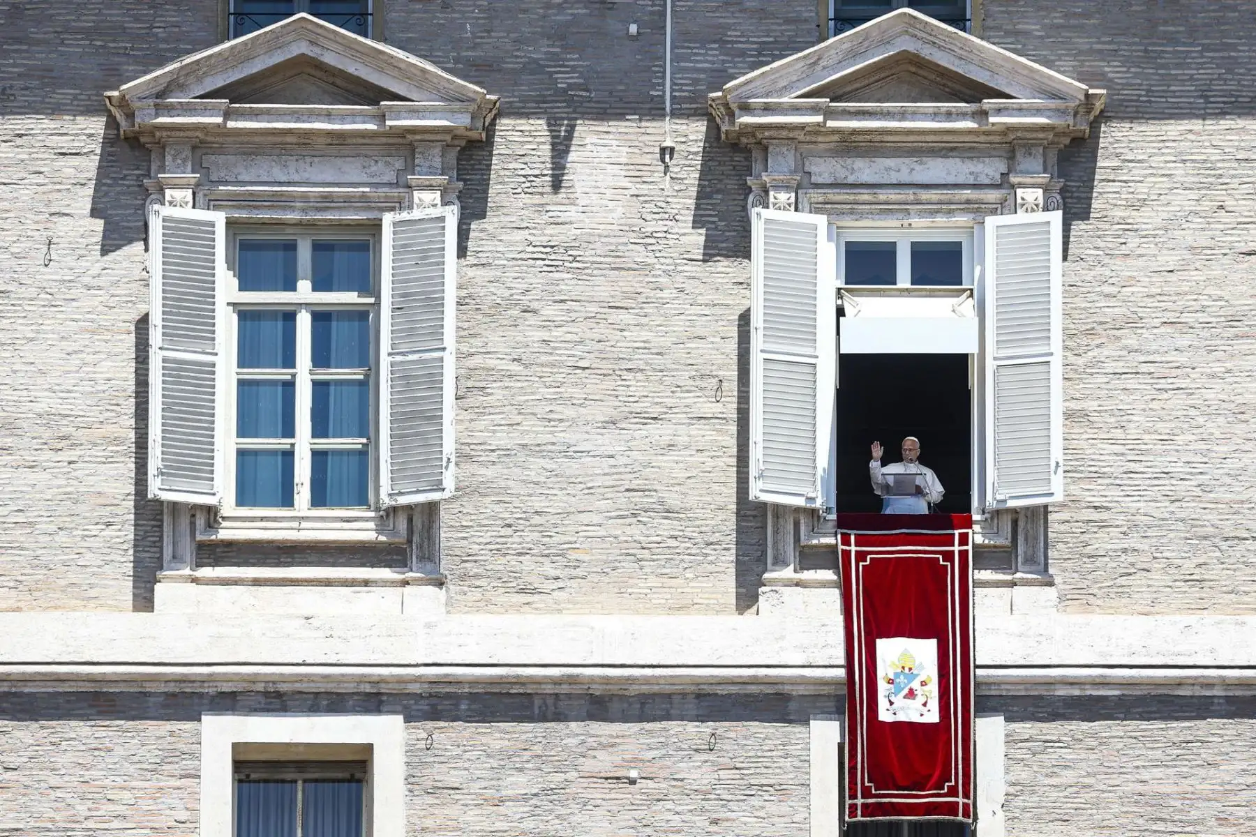 El Papa León XIV durante el Ángelus —la tradicional oración dominical— desde la ventana de su despacho con vistas a la Plaza de San Pedro, en la Ciudad del Vaticano.
Foto: EFE