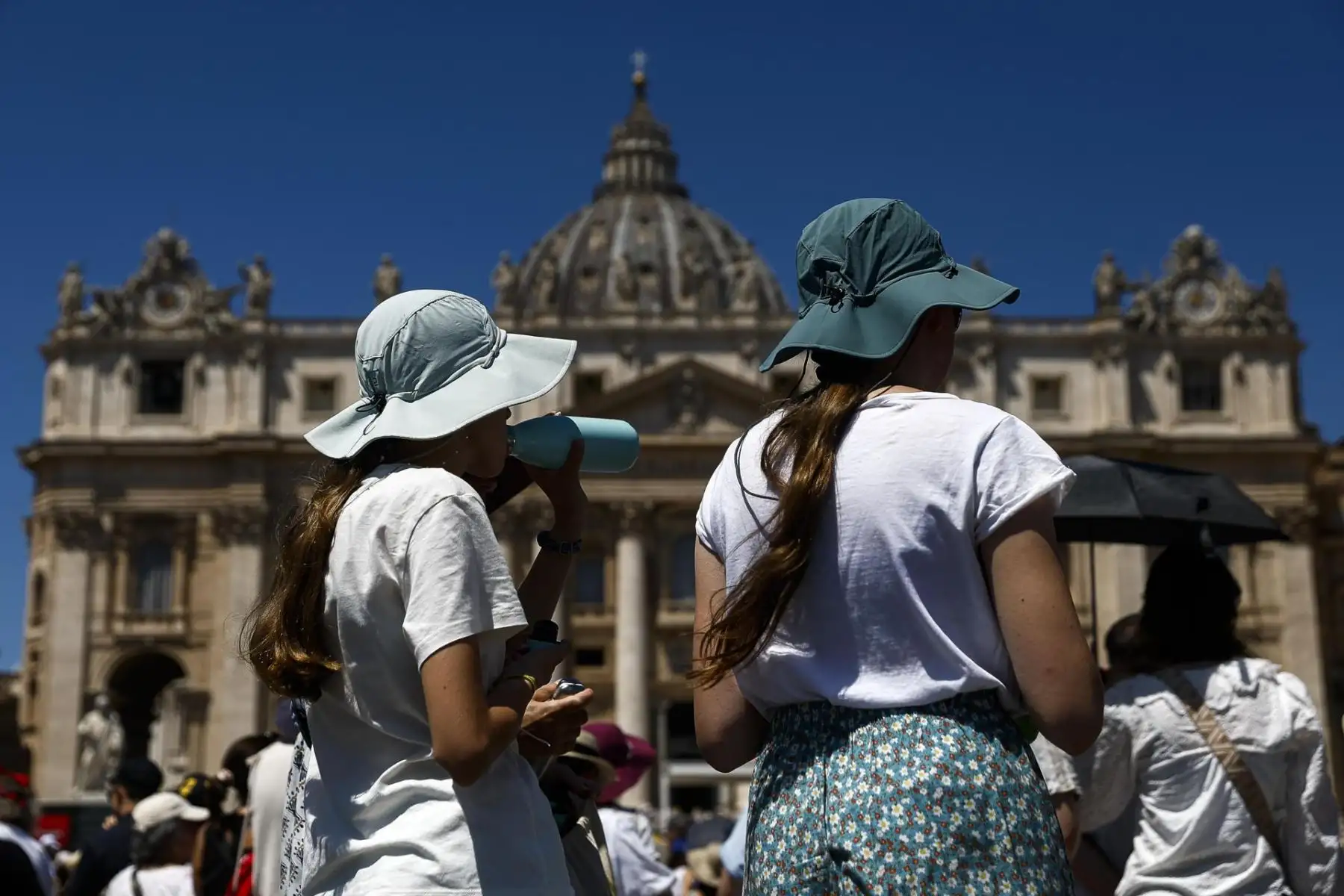 Los fieles se congregan mientras el Papa León XIV dirige la oración del Ángelus en la Plaza de San Pedro de la Ciudad del Vaticano Foto: EFE