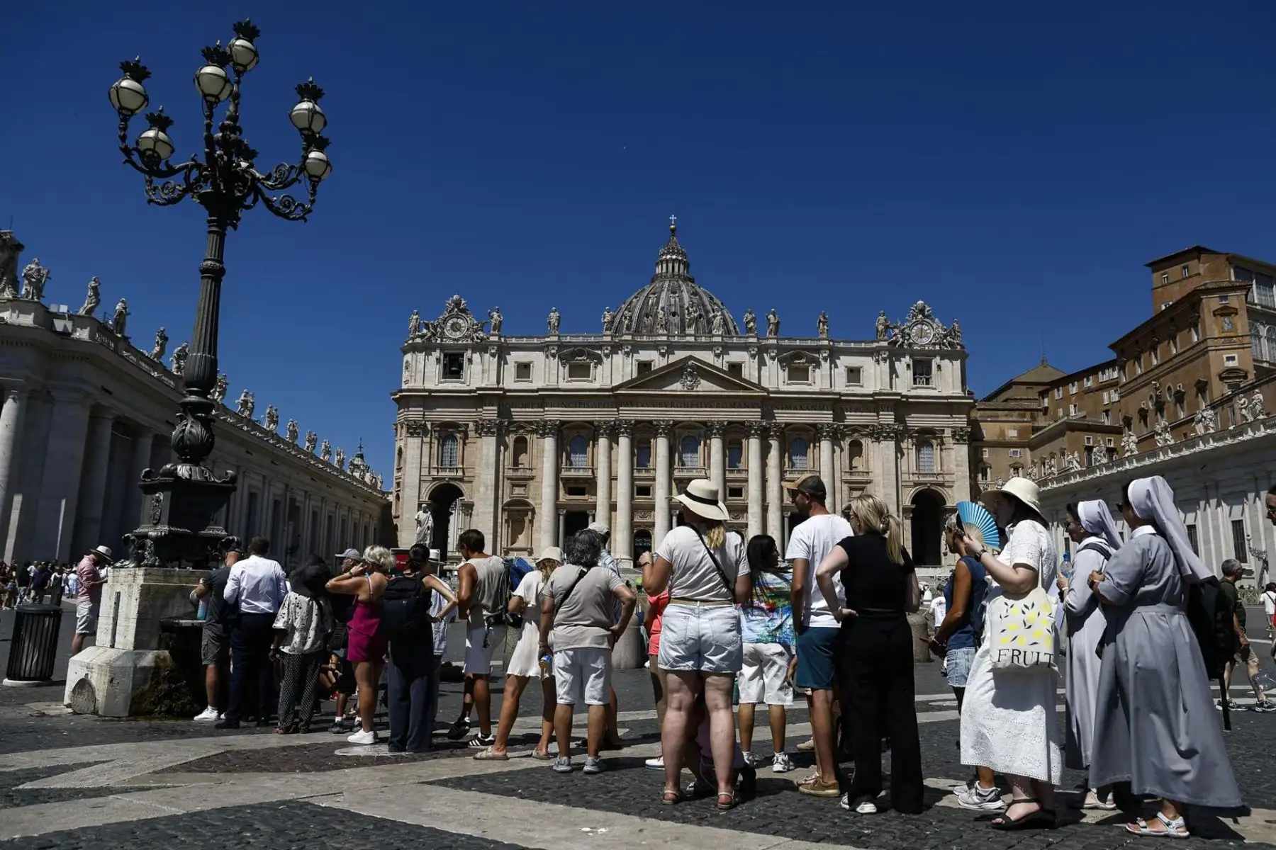 Los fieles se congregan mientras el Papa León XIV dirige la oración del Ángelus en la Plaza de San Pedro de la Ciudad del Vaticano,
 Foto:EFE