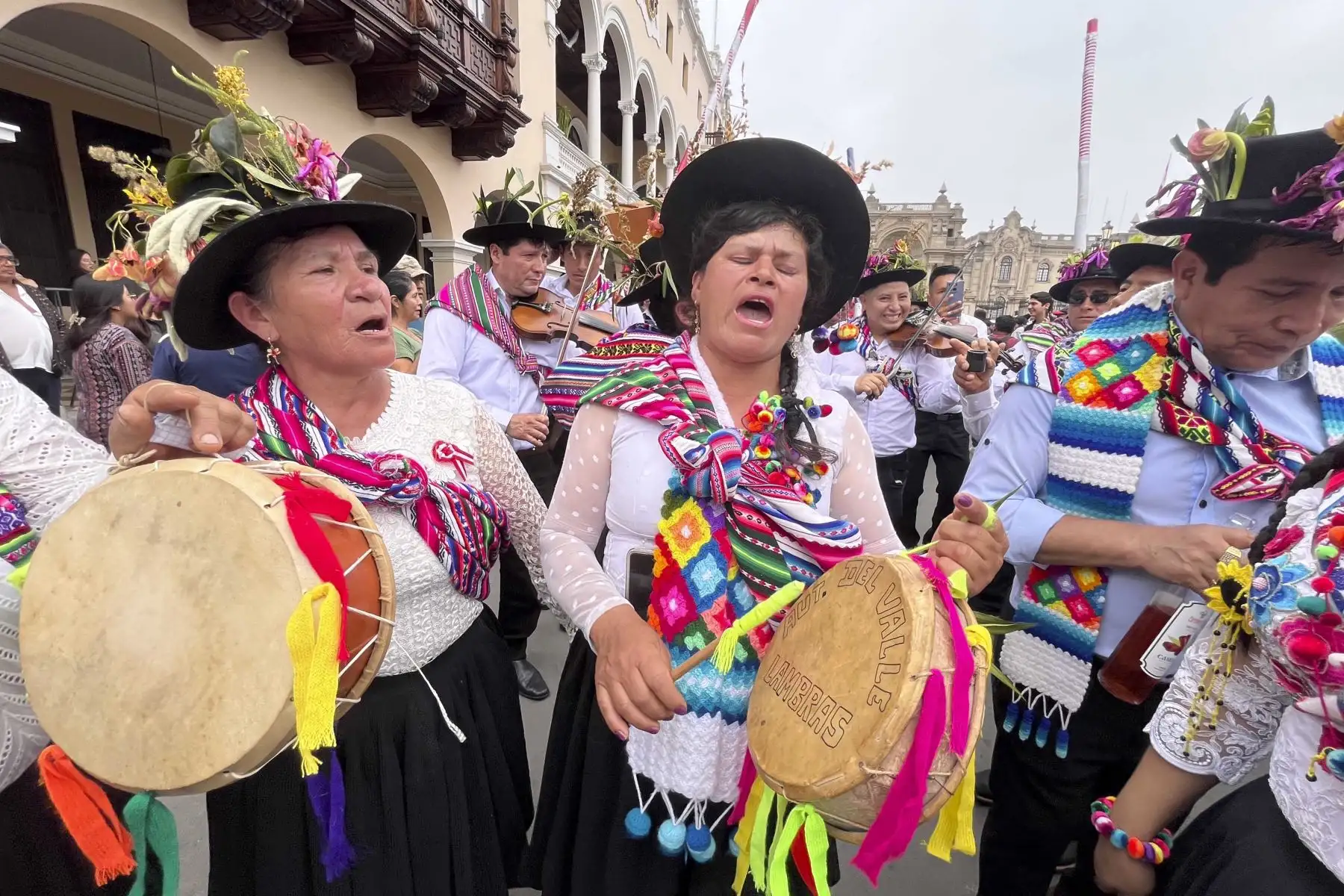Cabe señalar que en Huancavelica esta festividad se inicia formalmente el 25 de julio y se extiende hasta fines de agosto, siguiendo una secuencia mística de ocho actos sagrados. El primero es el Pasyacuy o recorrido de comparsas para anunciar las costumbres; le sigue la Víspera o Huaytachicuy, cuando se colocan flores en los sombreros; y el Kinto Akllay, basado en la selección de las mejores hojas de coca para la prosperidad. Foto: ANDINA/Difusión