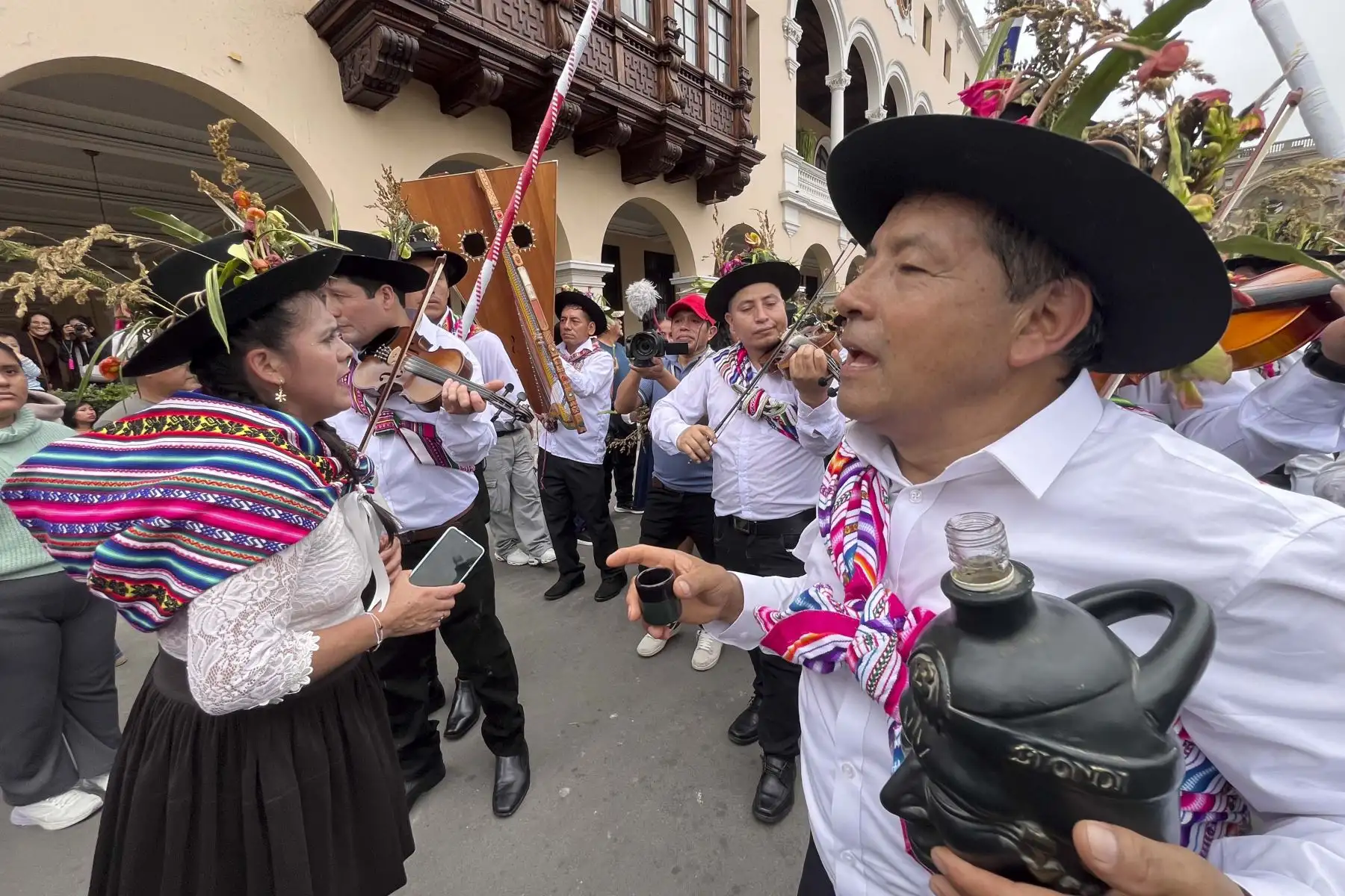 La riqueza cultural y el misticismo de la sierra central se trasladó a la capital al celebraer el Gran Pasacalle de Santiago Autóctono de Tayacaja. Esta puesta en escena tuvo como objetivo ser el punto de encuentro para los huancavelicanos que viven en Lima y, al mismo tiempo, promover el turismo en la región Huancavelica. Foto: ANDINA/Difusión