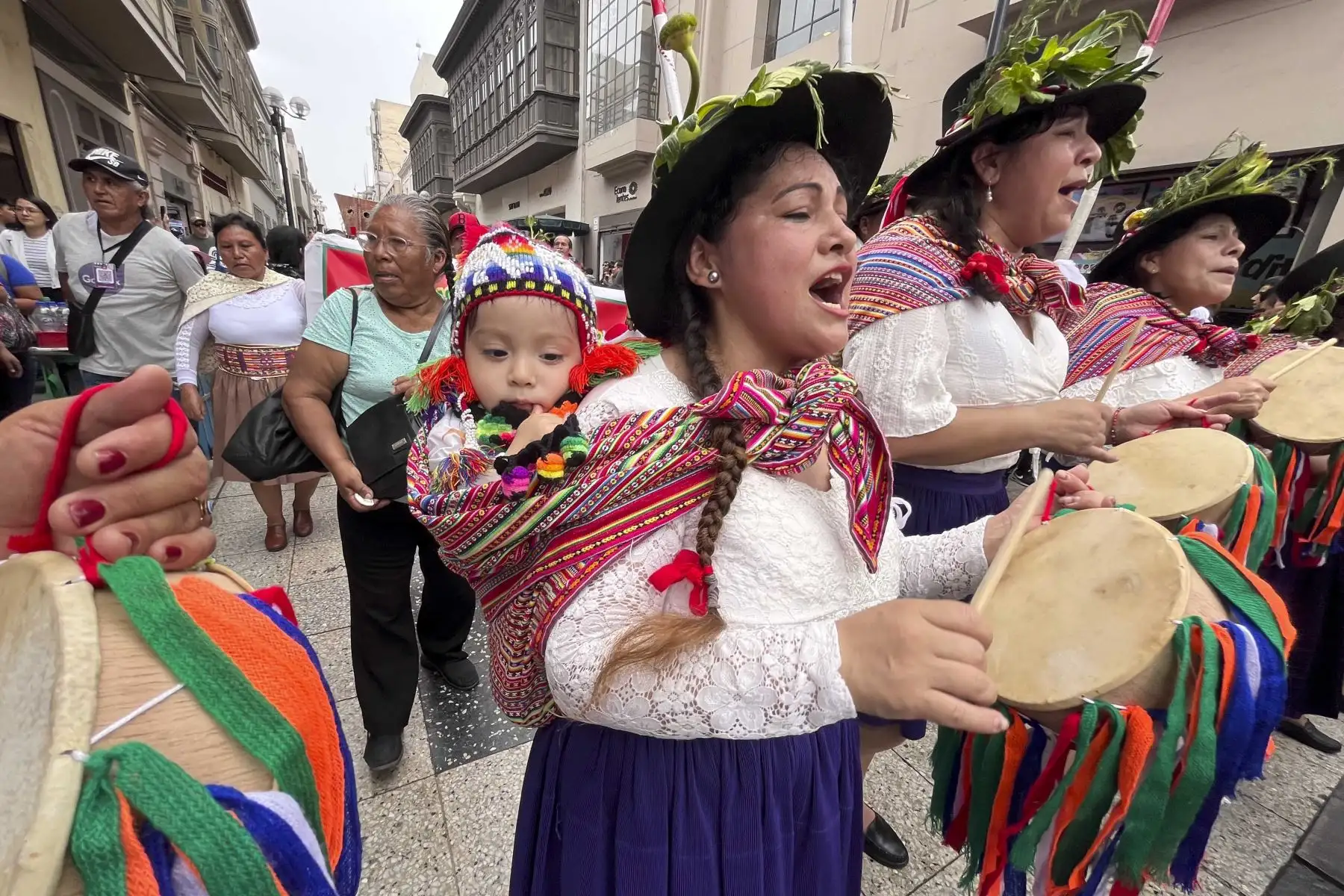 El Santiago de Tayacaja destaca por su profunda conexión con la naturaleza. Es por ello que las parejas danzarán el tradicional baile “Santiago Shacatán” al compás de la tinya y el yungor, acompañados por la melancolía campesina del violín y el arpa tradicionales. Para la ocasión, los danzantes lucirán ponchos, faldas mil rayas y vistosos sombreros de lana adornados con flores silvestres originarias de la zona como la Lima lima, orquídeas y Qori Waylla. Foto: ANDINA/Difusión