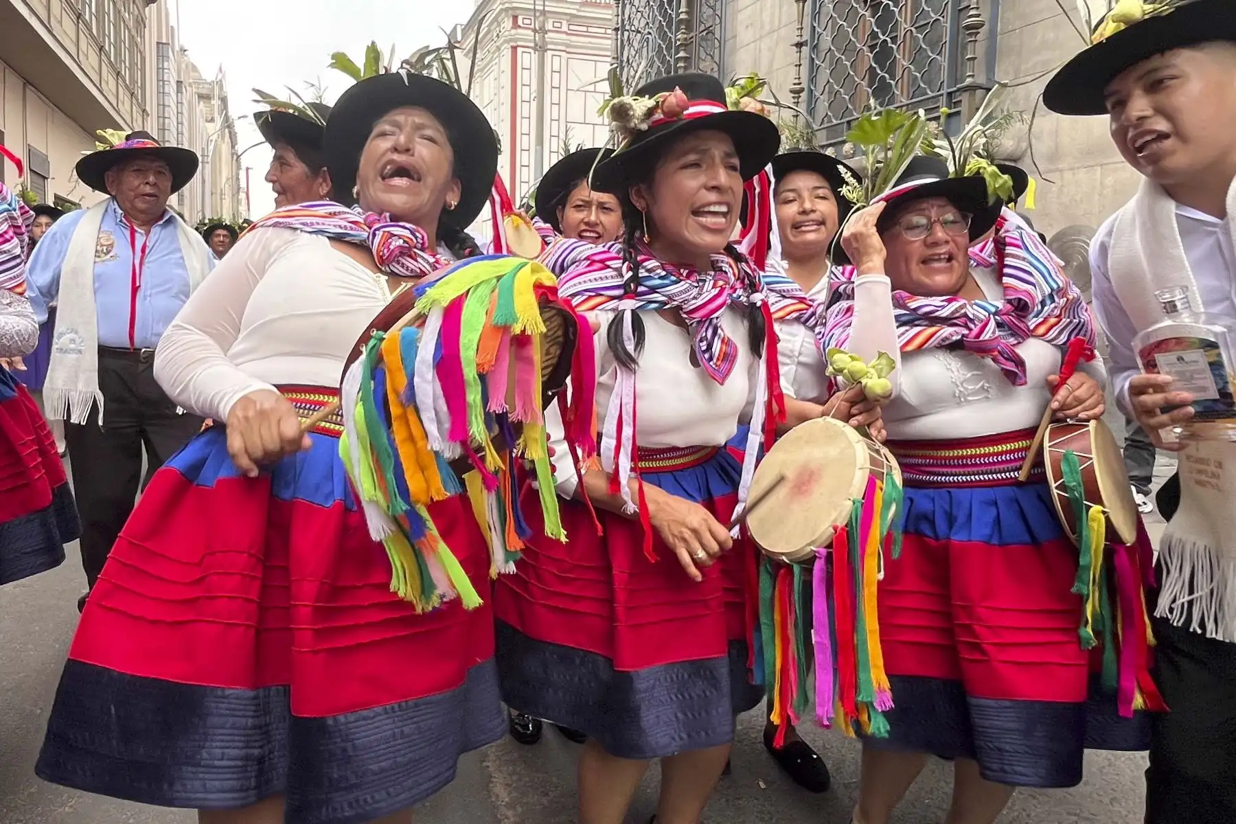 La riqueza cultural y el misticismo de la sierra central se trasladó a la capital al celebraer el Gran Pasacalle de Santiago Autóctono de Tayacaja. Esta puesta en escena tuvo como objetivo ser el punto de encuentro para los huancavelicanos que viven en Lima y, al mismo tiempo, promover el turismo en la región Huancavelica. Foto: ANDINA/Difusión