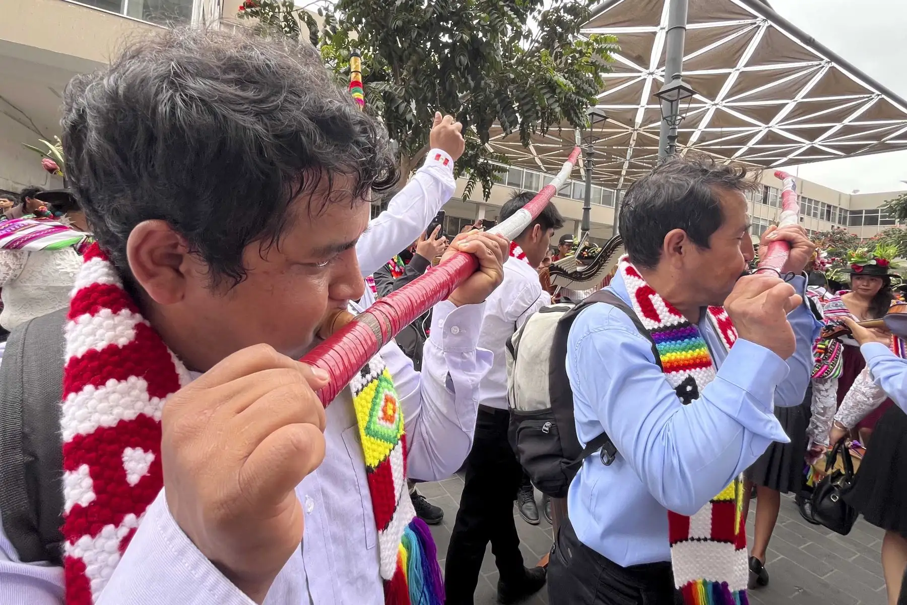 La riqueza cultural y el misticismo de la sierra central se trasladó a la capital al celebraer el Gran Pasacalle de Santiago Autóctono de Tayacaja. Esta puesta en escena tuvo como objetivo ser el punto de encuentro para los huancavelicanos que viven en Lima y, al mismo tiempo, promover el turismo en la región Huancavelica. Foto: ANDINA/Difusión