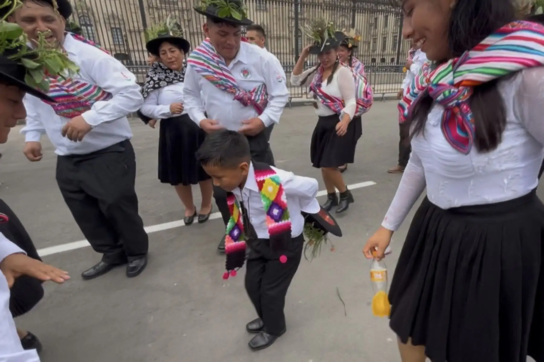 De esta manera, las calles del Centro Histórico de Lima fueron el escenario para dar a conocer la Fiesta de Santiago, una de las celebraciones andinas más auténticas de la sierra central que combina el ritual prehispánico del señalacuy (marcación de ganado) con el fervor católico por el Apóstol Santiago. El recorrido inició en el Parque de la Muralla y culminó en la Plaza de Armas de Lima con la participación de diversos grupos de danzantes y coloridas comparsas. Foto: ANDINA/Difusión