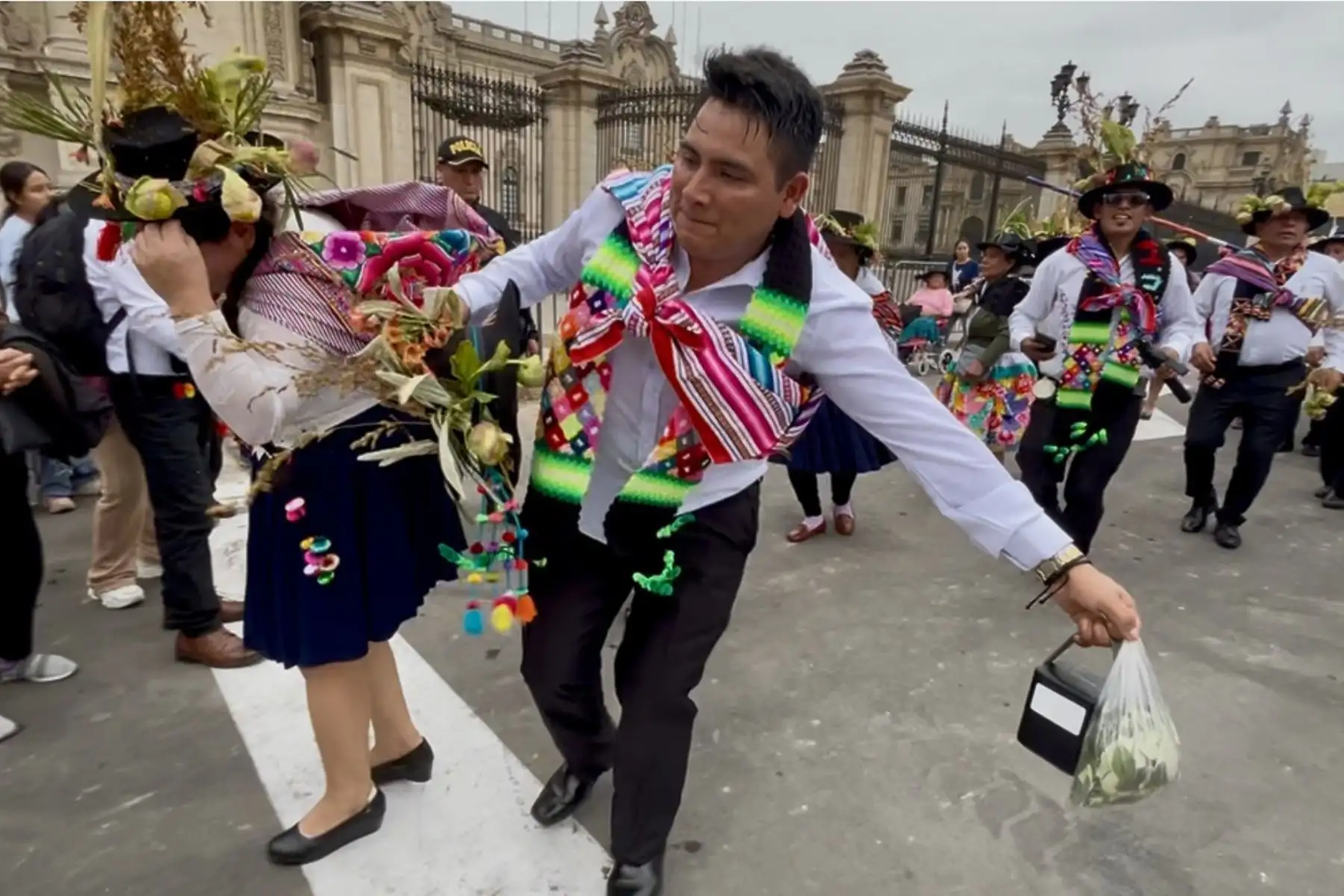 Se busca que este pasacalle sea un punto de reencuentro para los miles de huancavelicanos que hoy viven en Lima, una oportunidad para que celebren y no olviden sus raíces de unión espiritual y agradecimiento a la tierra. Foto: ANDINA/Difusión