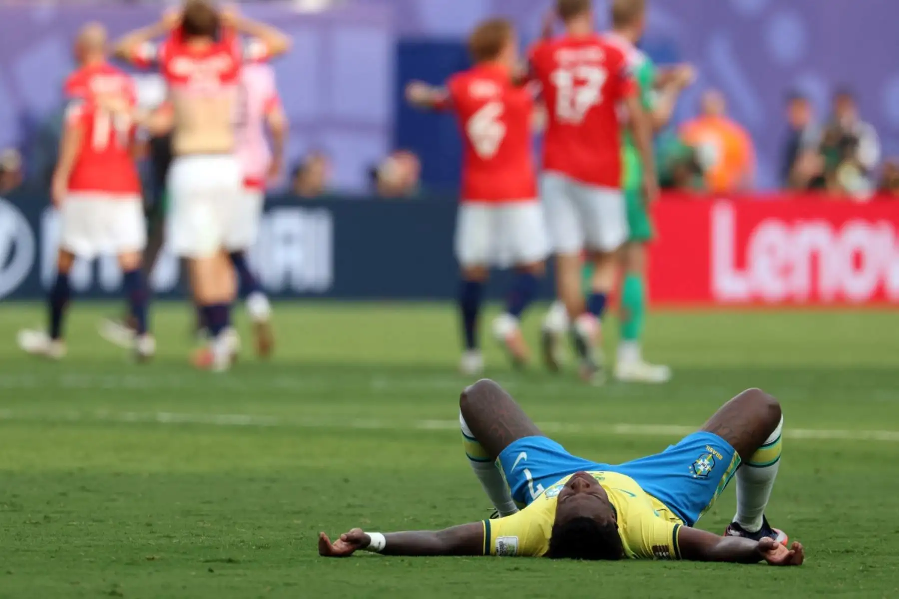 El delantero brasileño Vinicius Junior, número 07, reacciona tras la derrota en el partido de octavos de final del Mundial de 2026 entre Brasil y Noruega, disputado en el estadio New York/New Jersey de East Rutherford el 5 de julio de 2026. (Foto de Odd ANDERSEN / AFP)