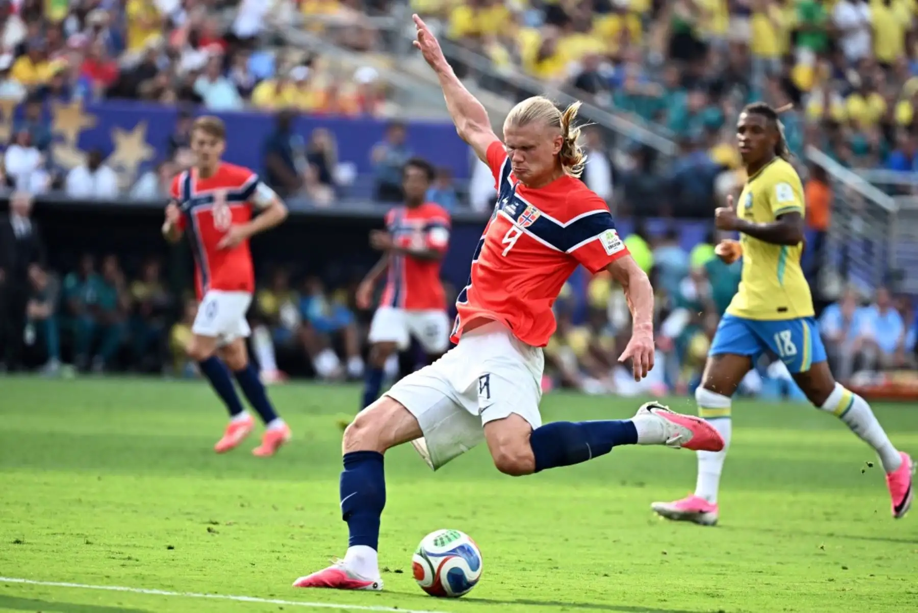 El delantero noruego Erling Braut Haaland, número 09, patea el balón y anota el segundo gol de su equipo durante el partido de octavos de final del Mundial de 2026 entre Brasil y Noruega, disputado en el estadio New York/New Jersey de East Rutherford el 5 de julio de 2026. (Foto de Jewel SAMAD / AFP)