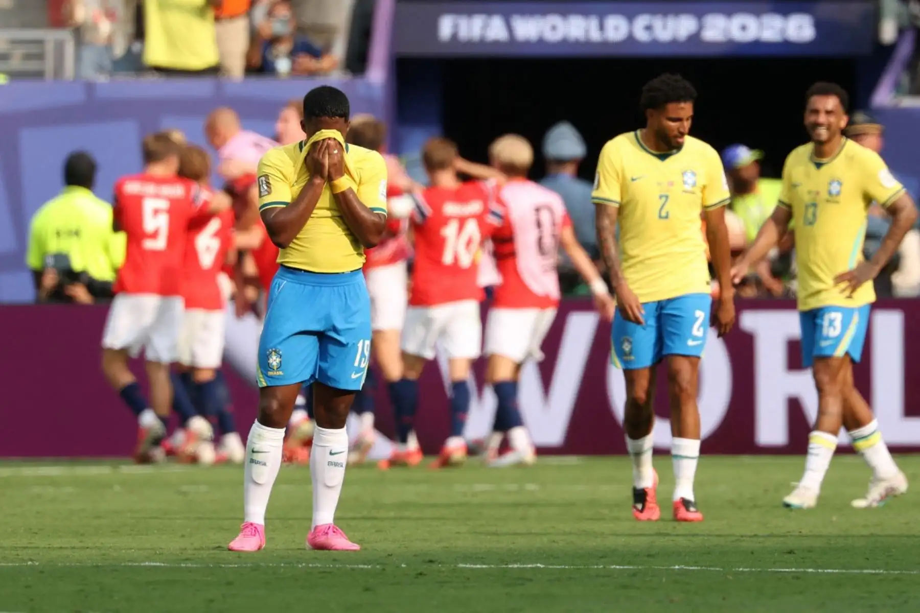 El delantero brasileño Endrick, número 19, reacciona tras el segundo gol de Noruega, anotado por el delantero Erling Braut Haaland, número 9, durante el partido de octavos de final del Mundial de 2026 entre Brasil y Noruega, disputado en el estadio New York/New Jersey de East Rutherford el 5 de julio de 2026. (Foto de Odd ANDERSEN / AFP)