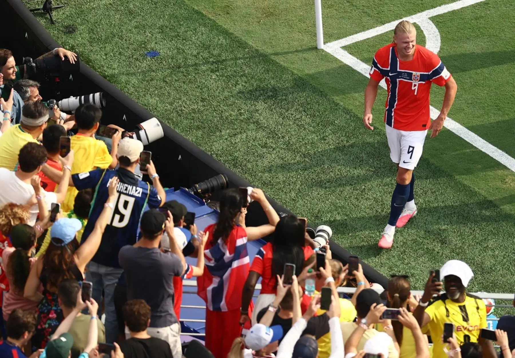 El delantero noruego Erling Braut Haaland, número 09, celebra el segundo gol de su equipo durante el partido de octavos de final del Mundial de 2026 entre Brasil y Noruega, disputado en el estadio New York/New Jersey de East Rutherford el 5 de julio de 2026. (Foto de CHARLY TRIBALLEAU / AFP)