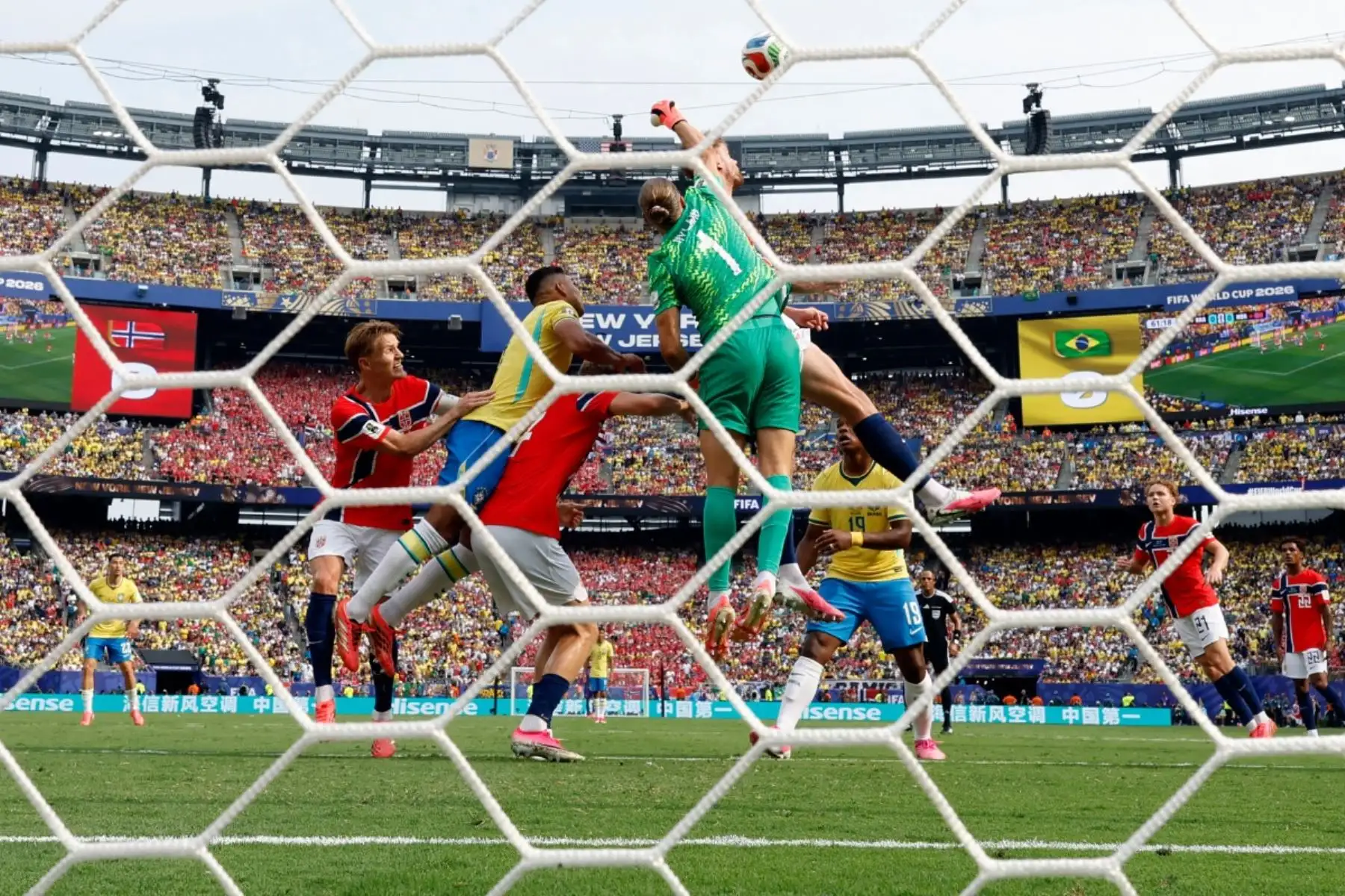El portero noruego número 1, Orjan Nyland, despeja el balón durante el partido de octavos de final del Mundial de 2026 entre Brasil y Noruega en el estadio New York/New Jersey en East Rutherford el 5 de julio de 2026. (Foto de Odd ANDERSEN / AFP)