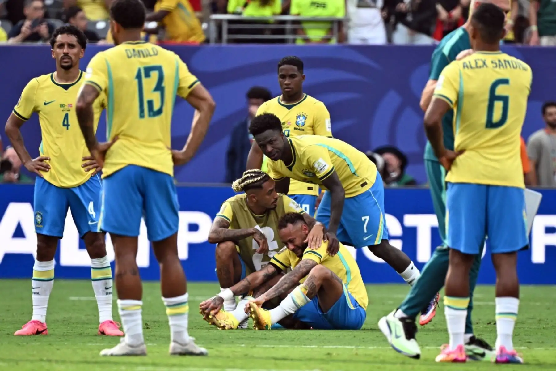 El delantero brasileño Neymar, número 10, reacciona tras la derrota de Brasil ante Noruega en el partido de octavos de final del Mundial de 2026, disputado en el estadio New York/New Jersey de East Rutherford el 5 de julio de 2026. (Foto de Odd ANDERSEN / AFP)
