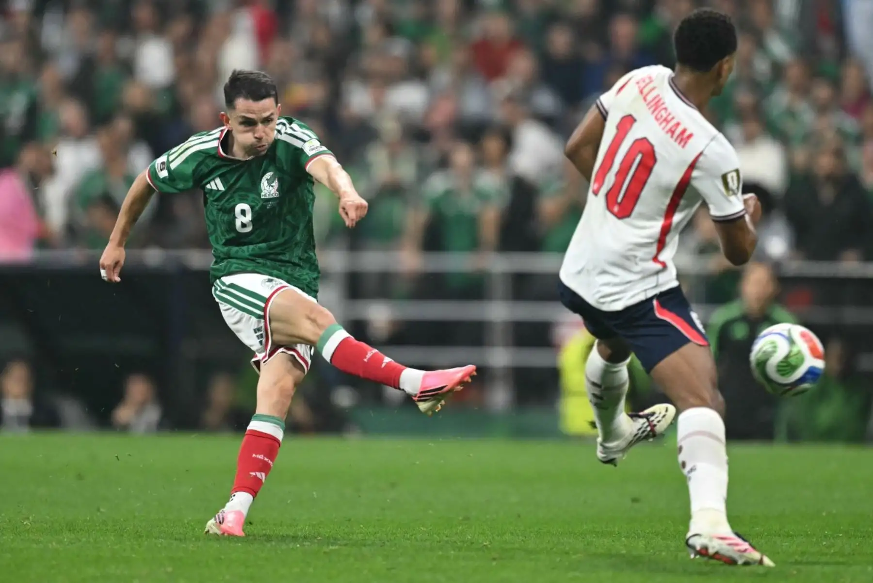 El centrocampista mexicano Álvaro Fidalgo (n.º 08) y el centrocampista inglés Jude Bellingham (n.º 10) luchan por el balón durante el partido de octavos de final del Mundial de 2026 entre México e Inglaterra en el Estadio Ciudad de México, el 5 de julio de 2026. (Foto de Yuri CORTEZ / AFP)