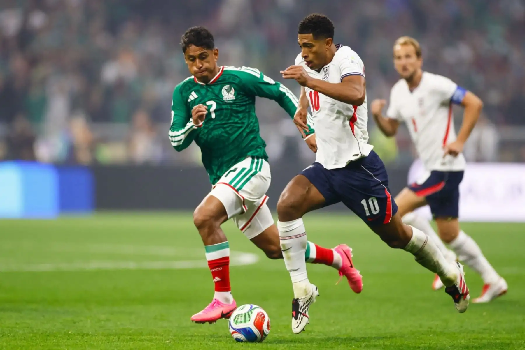 El centrocampista mexicano Luis Romo (n.º 07) y el centrocampista inglés Jude Bellingham (n.º 10) luchan por el balón durante el partido de octavos de final del Mundial de 2026 entre México e Inglaterra en el Estadio Ciudad de México, el 5 de julio de 2026. (Foto de Rodrigo Oropeza / AFP)