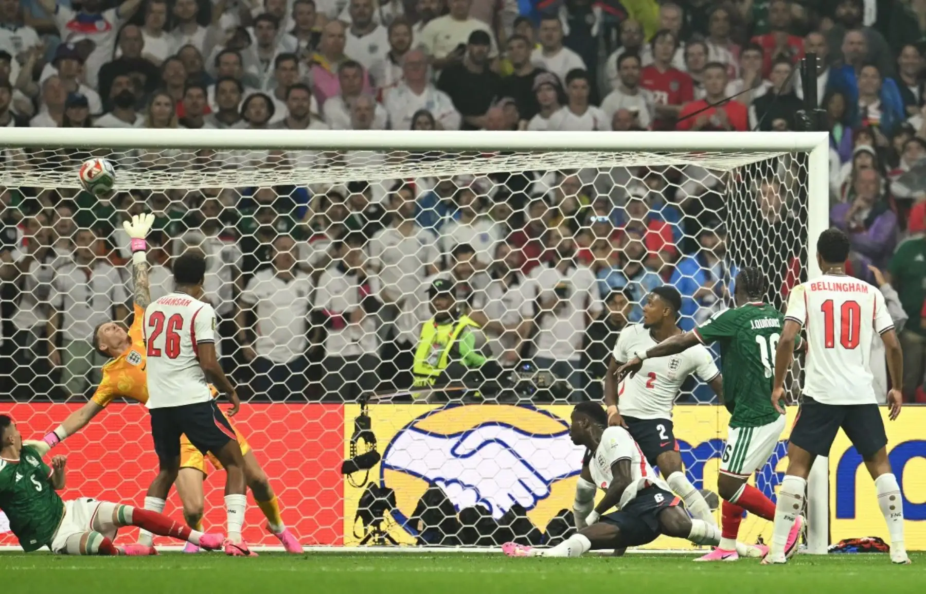 El delantero mexicano Julián Quiñones, número 16, anota el primer gol de su equipo durante el partido de octavos de final del Mundial de 2026 entre México e Inglaterra, disputado en el Estadio Ciudad de México el 5 de julio de 2026. (Foto de Yuri CORTEZ / AFP)