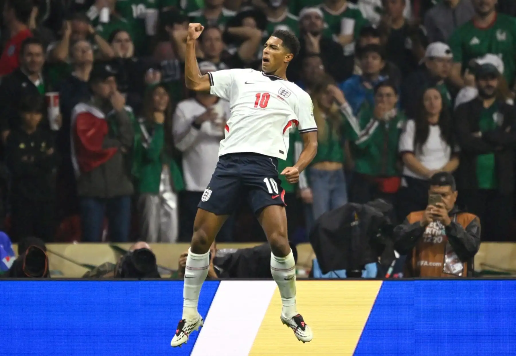 El centrocampista inglés Jude Bellingham, número 10, celebra el primer gol de su equipo durante el partido de octavos de final del Mundial de 2026 entre México e Inglaterra en el Estadio Ciudad de México, el 5 de julio de 2026. (Foto de Alfredo ESTRELLA / AFP)