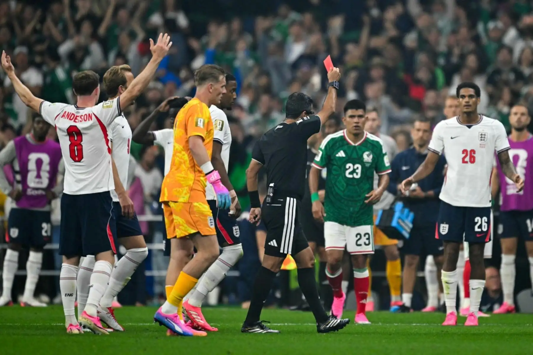El árbitro australiano Alireza Faghani muestra tarjeta roja al defensa inglés Jarell Quansah, número 26, durante el partido de octavos de final del Mundial de 2026 entre México e Inglaterra, disputado en el Estadio de la Ciudad de México el 5 de julio de 2026. (Foto de Yuri CORTEZ / AFP)