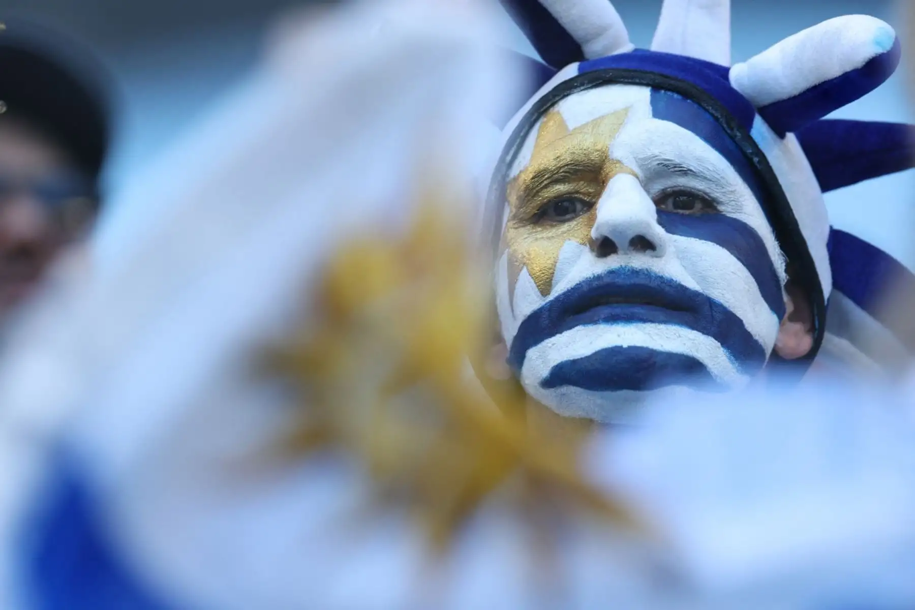 Un aficionado uruguayo observa antes del partido de fútbol del Grupo H del Mundial de 2026 entre Uruguay y Cabo Verde en el Miami Stadium el 21 de junio de 2026. Foto: AFP