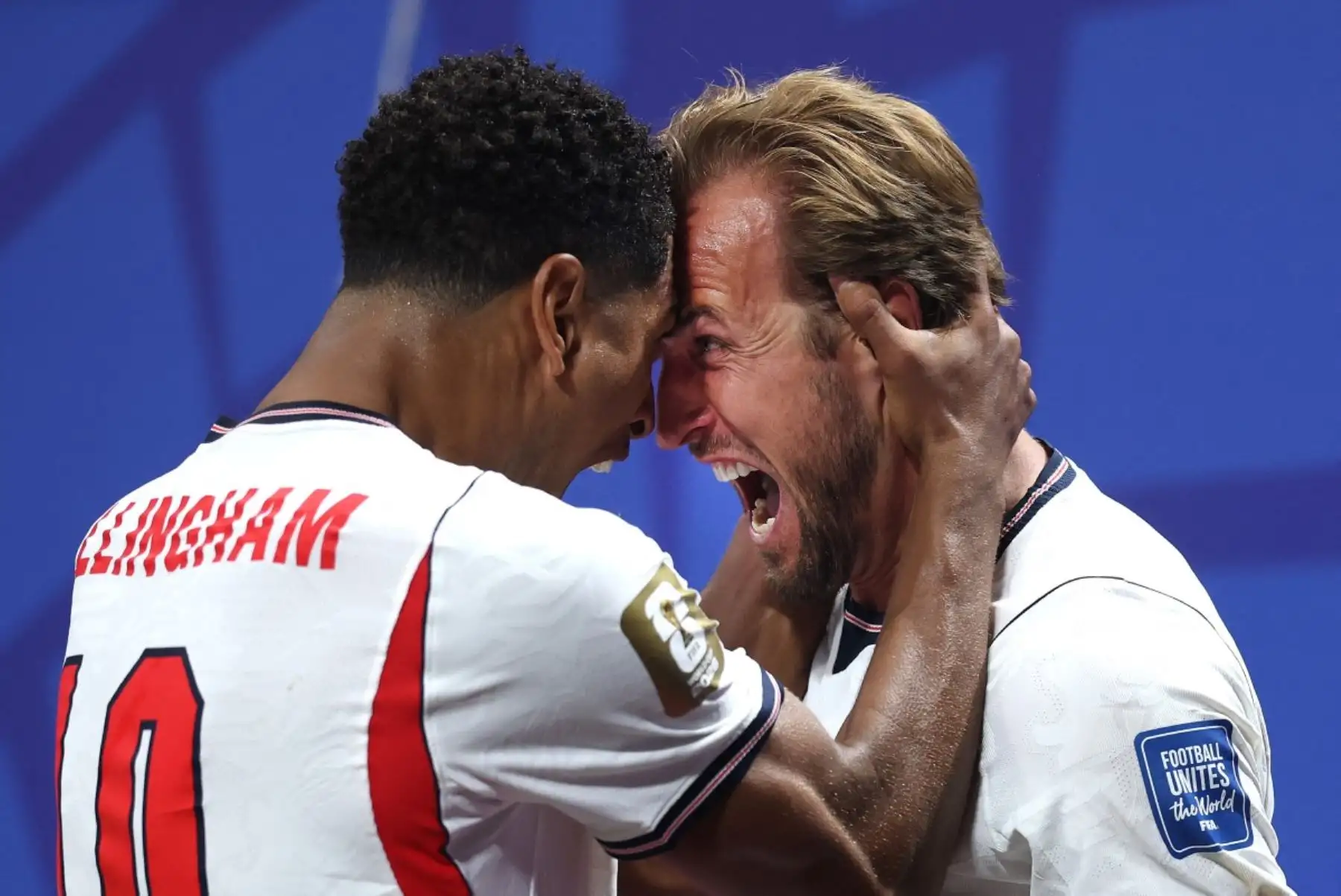 Harry Kane de Inglaterra celebra con su compañero Jude Bellingham tras marcar el primer gol de su equipo durante el partido de dieciseisavos de final de la Copa Mundial de la FIFA 2026 entre Inglaterra y República Democrática del Congo, disputado en el Atlanta Stadium de Georgia el 1 de julio. Foto: Getty Images / AFP