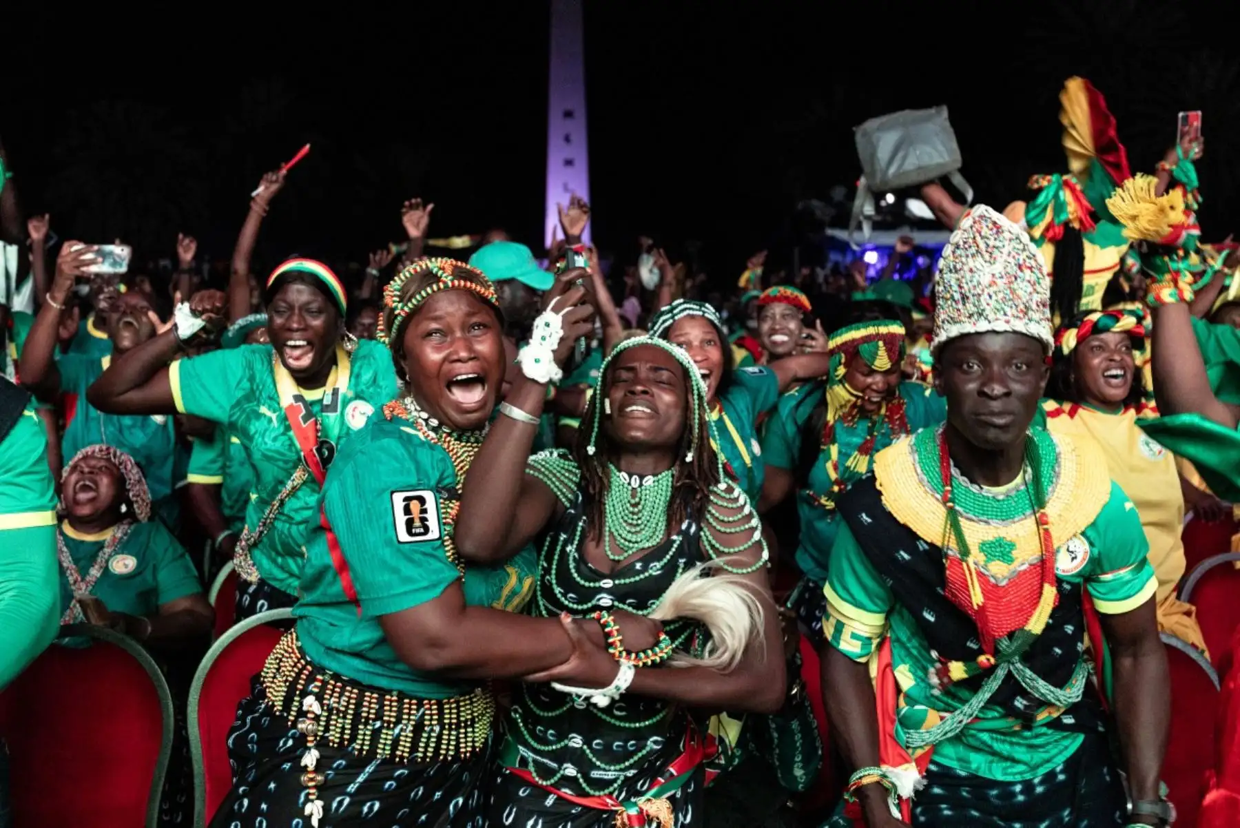 Aficionados de Senegal celebran el segundo gol de su selección mientras ven el partido de dieciseisavos de final del Mundial de 2026 entre Bélgica y Senegal en la Fan Zone de la FIFA, situada en la plaza del Obelisco de Dakar, el 1 de julio de 2026. Foto: AFP