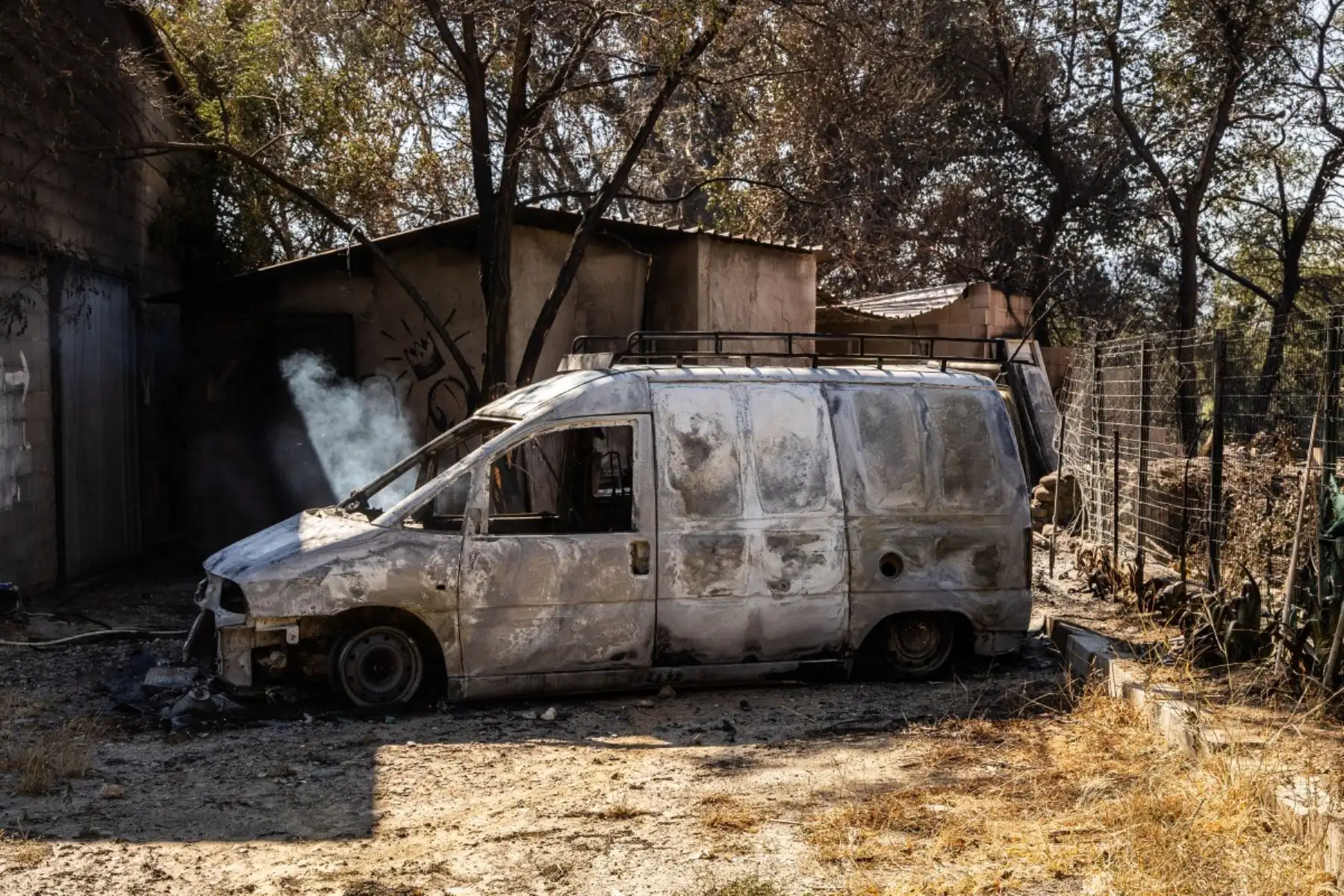 Esta fotografía muestra un vehículo calcinado en una zona residencial de la localidad de Ille sur Tet, mientras un incendio forestal arrasa el departamento de Pirineos Orientales, en el sur de Francia. Foto: AFP
