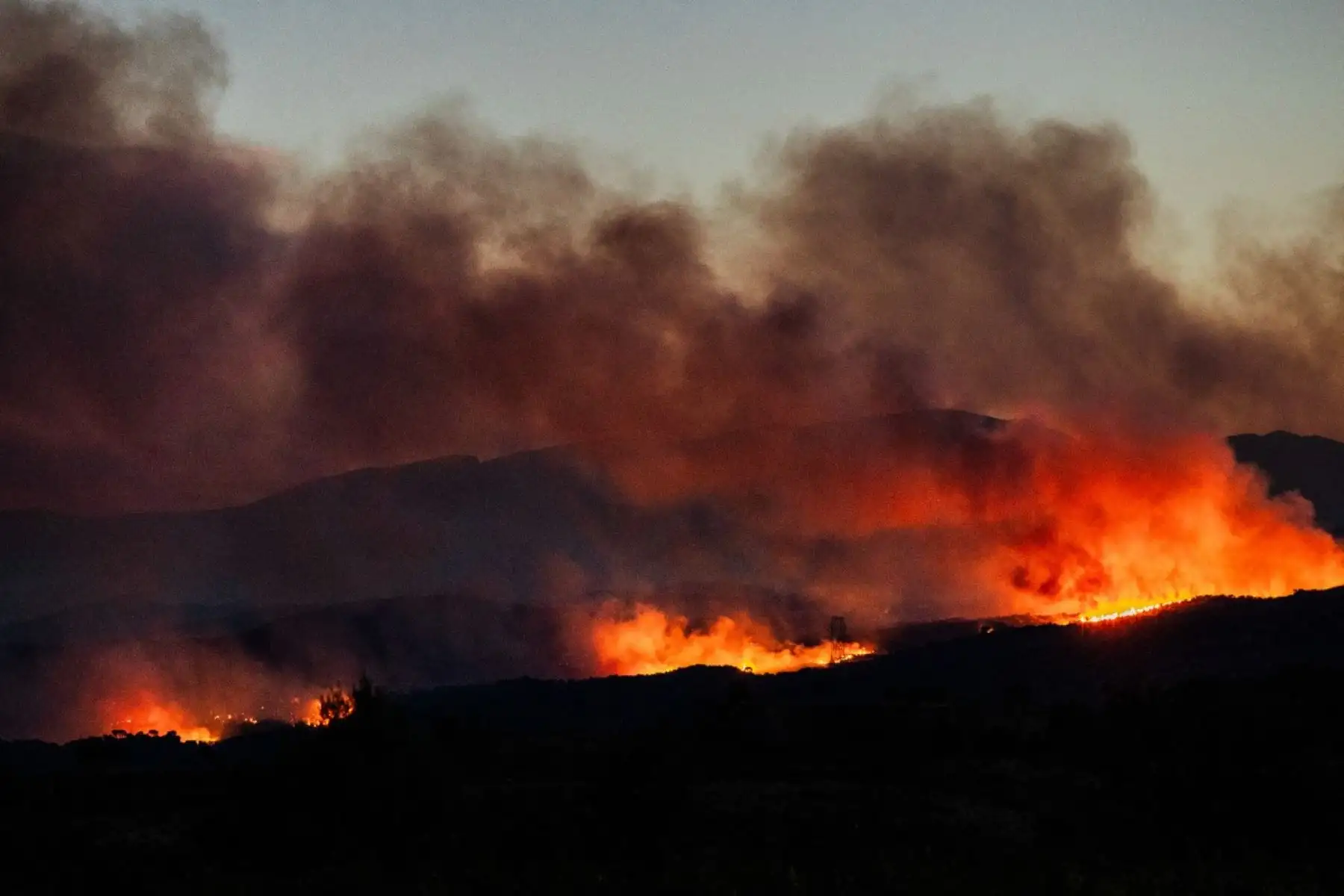 Esta fotografía muestra un incendio forestal en la región de Aspres, visto desde Millas, en el departamento de Pirineos Orientales, al sur de Francia. Foto: AFP