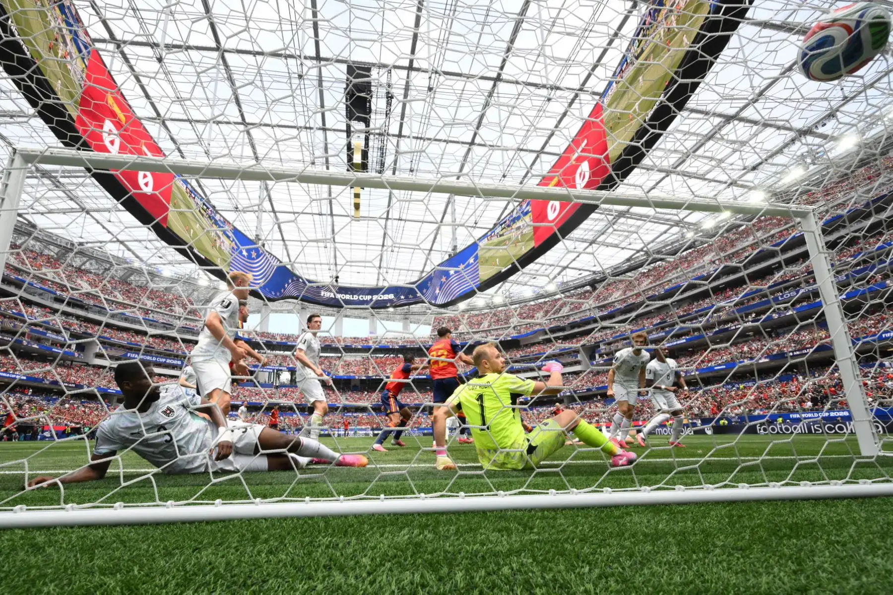 El portero de Austria, Alexander Schlager observa el primer gol que le acaban de anotar durante el partido de dieciseisavos de final de la Copa Mundial de 2026 entre España y Austria en el estadio de Los Ángeles, en Inglewood, el 2 de julio de 2026. Foto: AFP