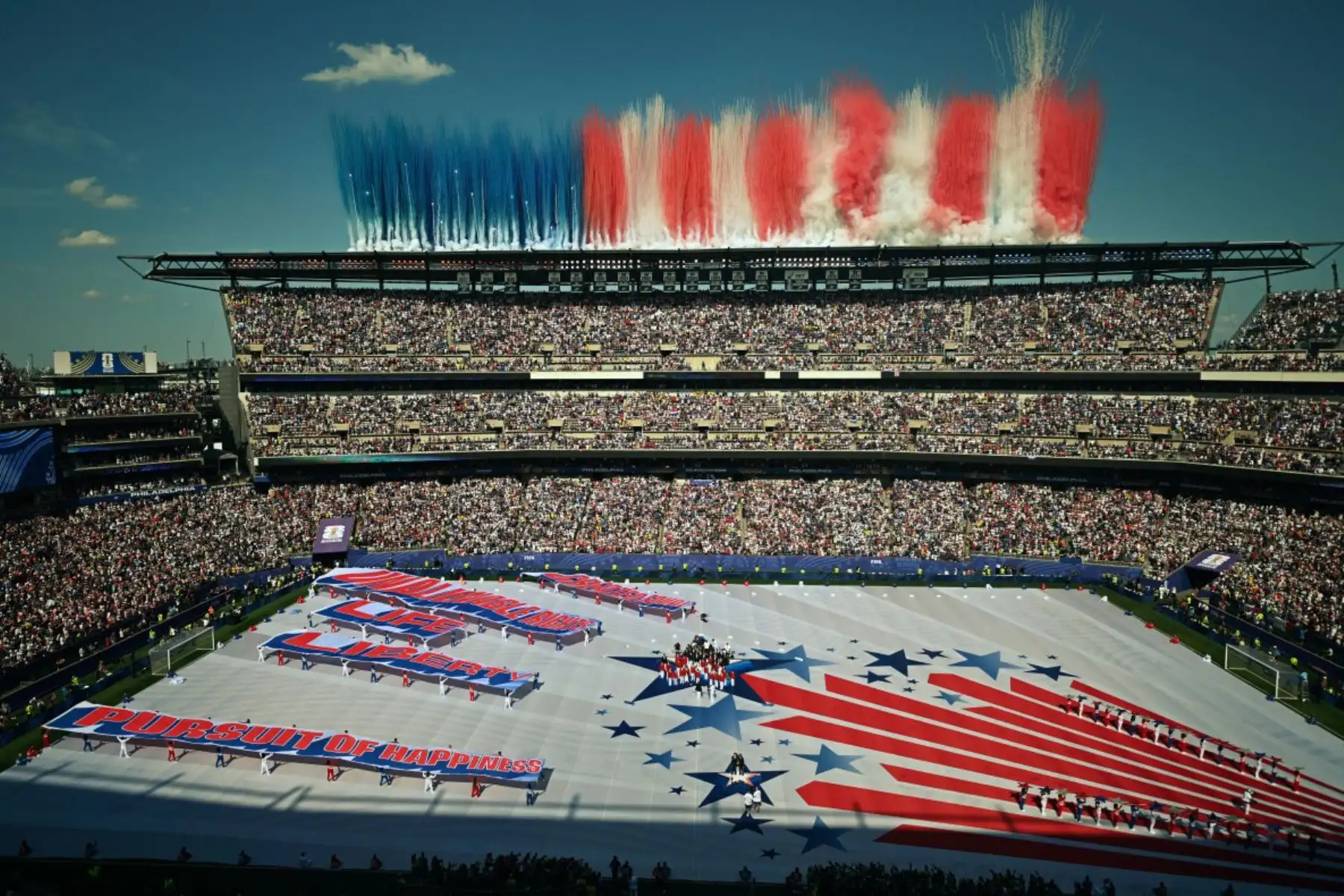 Estallan fuegos artificiales como parte de la celebración del Día de la Independencia de los Estados Unidos, antes del partido de octavos de final de la Copa Mundial de 2026 entre Paraguay y Francia en el estadio de Filadelfia, el 4 de julio de 2026. Foto: AFP