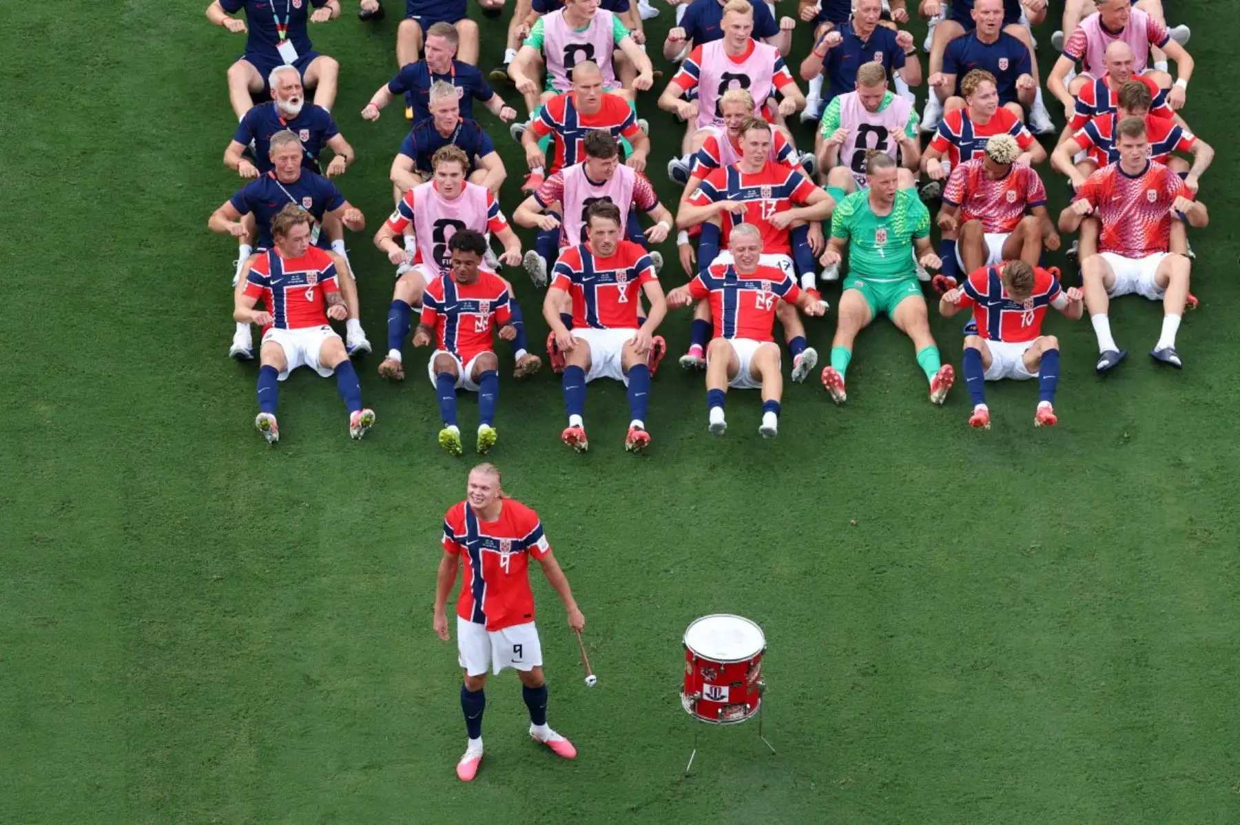 Erling Haaland encabeza a sus compañeros en el «remo vikingo» para celebrar la victoria por 2-1 durante el partido de octavos de final de la Copa Mundial de la FIFA 2026 entre Brasil y Noruega, disputado en el New York New Jersey Stadium el 5 de julio en East Rutherford, Nueva Jersey. Foto: Getty Images / AFP