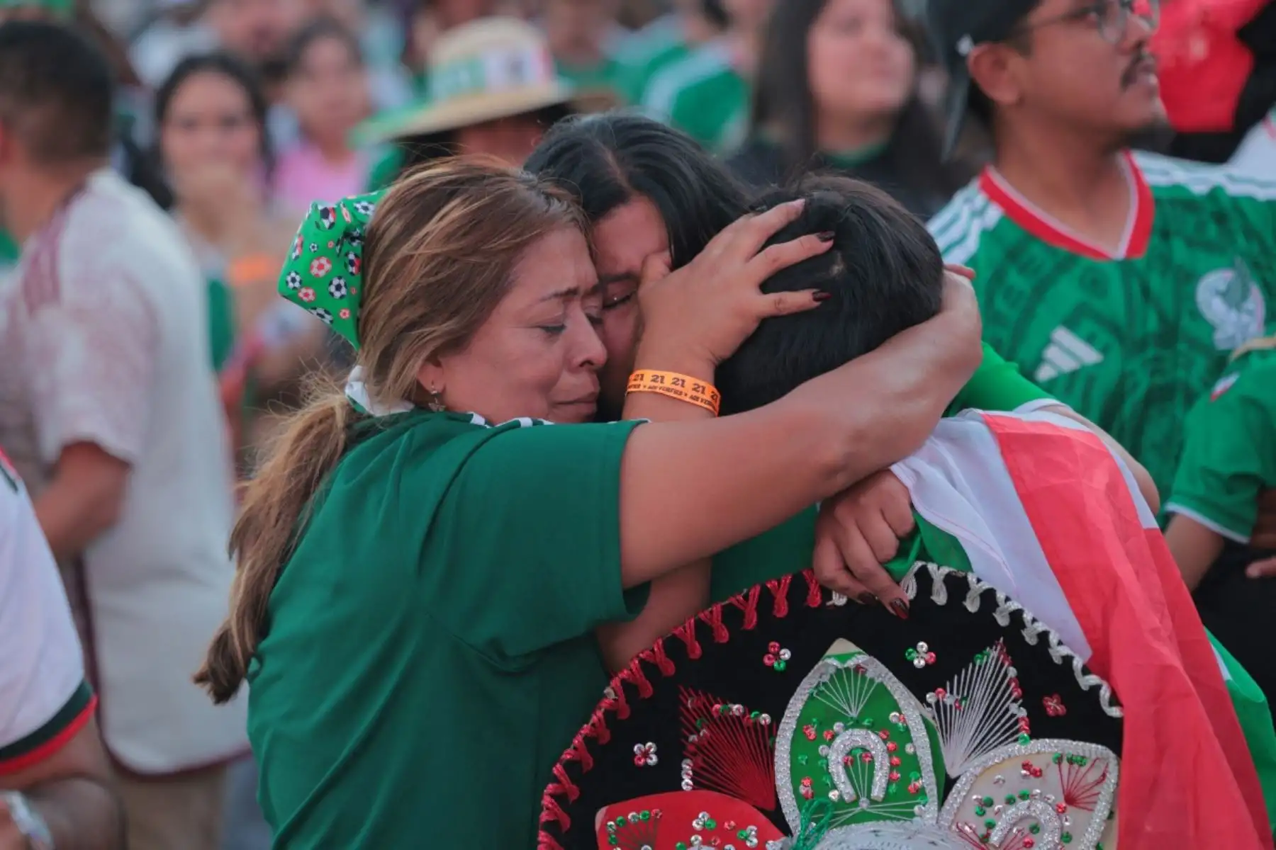 Aficionados de México reaccionan tras la derrota de su equipo ante Inglaterra en el partido de octavos de final de la Copa Mundial de 2026, durante una reunión para ver el encuentro en Ace Mission Studios, en Los Ángeles, California, el 5 de julio de 2026. Foto: AFP