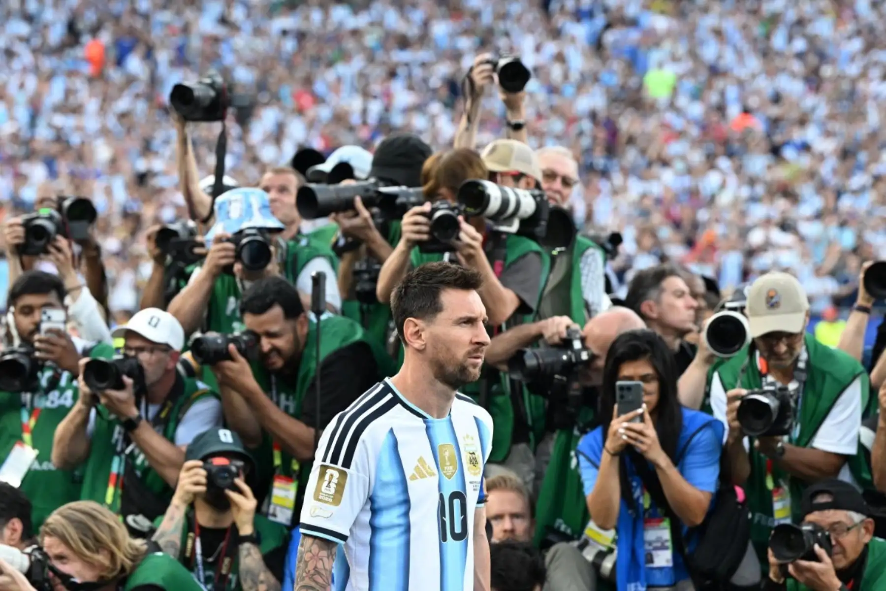 El delantero argentino Lionel Messi ingresa al campo antes del partido de fútbol del Grupo J de la Copa Mundial de 2026 entre Argentina y Argelia, en el Kansas City Stadium de Kansas City, el 16 de junio de 2026. Foto: AFP