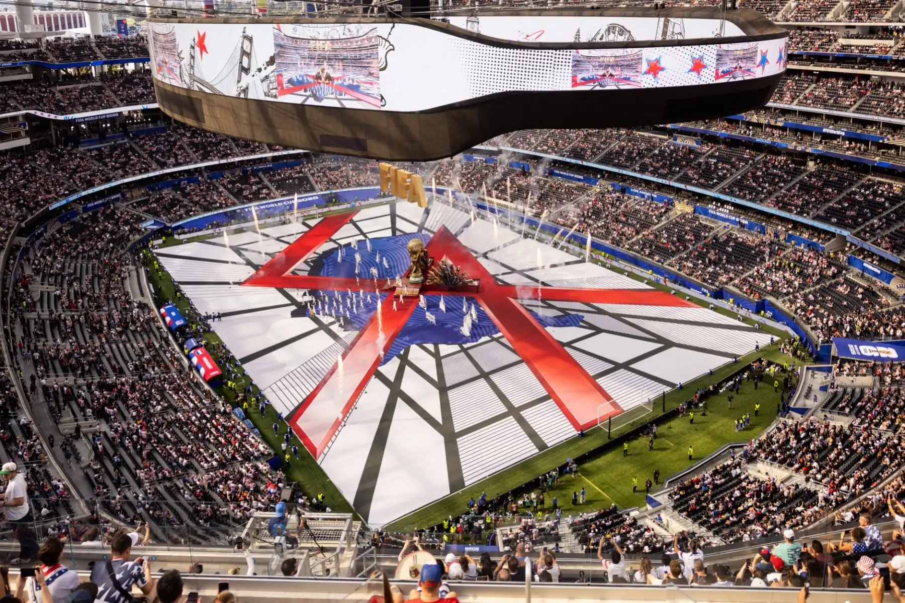 Los aficionados observan la ceremonia de inauguración del torneo de fútbol de la Copa Mundial de 2026 antes del partido del Grupo D entre Estados Unidos y Paraguay en el estadio de Los Ángeles, en Inglewood, California, el 12 de junio de 2026. Foto: AFP