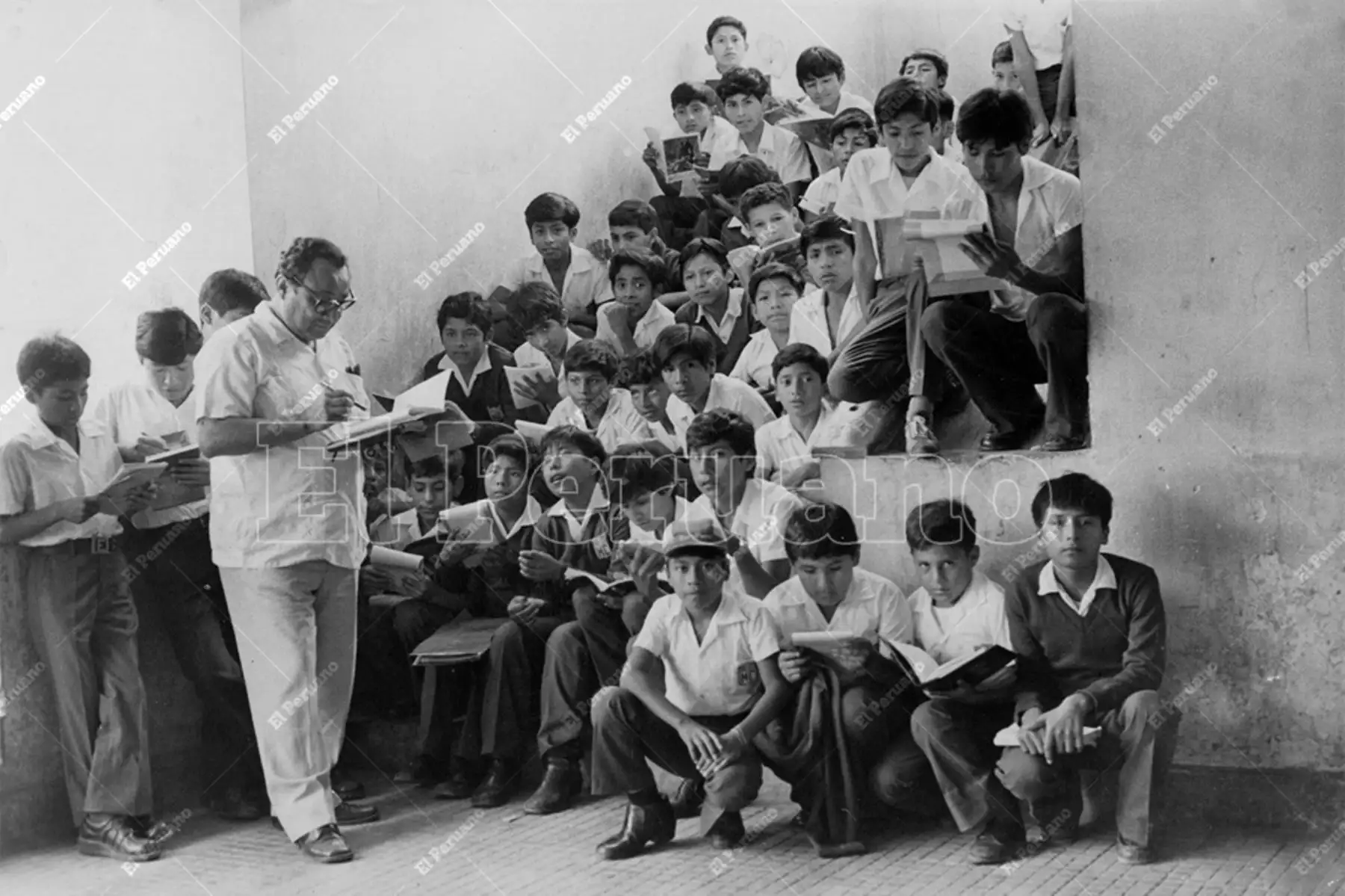 Lima - 12 abril 1981 / Un maestro imparte conocimiento a un grupo de alumnos de la Gran Unidad Escolar Melitón Carvajal. Foto: Archivo Histórico de El Peruano / José Risco