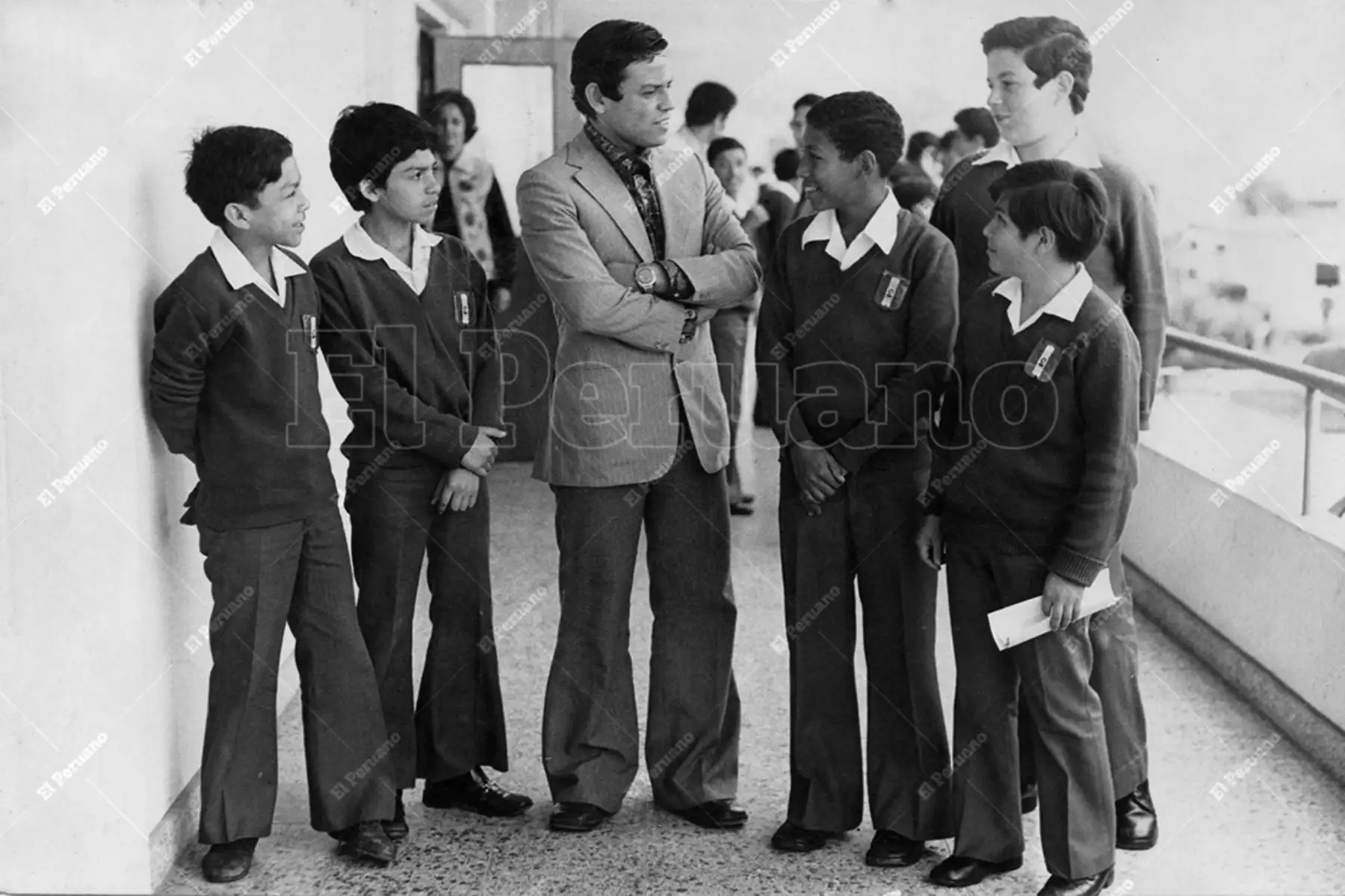 Lima - 6 junio 1975 / Un profesor comparte con un grupo de alumnos antes de un cocurso de matemática en el colegio Nuestra Señora de Guadalupe. Foto: Archivo Histórico de El Peruano / José Risco