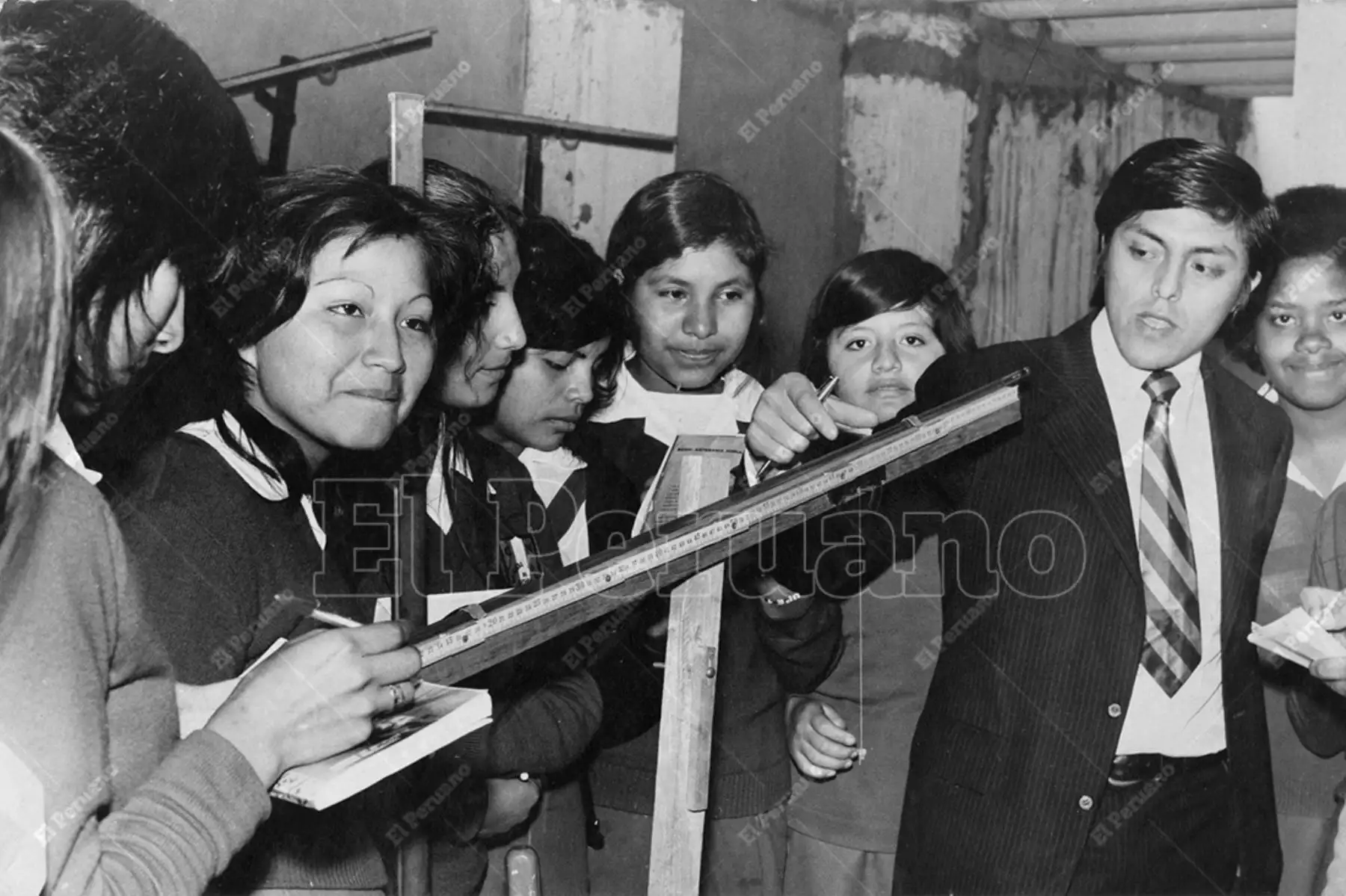Lima - 3 agostos 1975 / Un maestro explica a un grupo de alumnas en la exposición de físca en el colegio Brígida Silva de Ochoa. Foto: Archivo Histórico de El Peruano / José Risco
