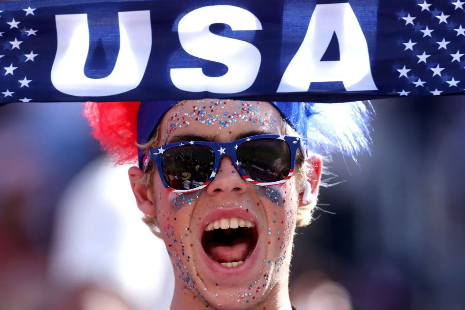 Un aficionado de la selección de Estados Unidos observa desde las gradas antes del partido de dieciseisavos de final de la Copa Mundial de la FIFA 2026 entre Estados Unidos y Bosnia y Herzegovina, en el estadio del Área de la Bahía de San Francisco, el 1 de julio de 2026. Foto: Getty Images / AFP
