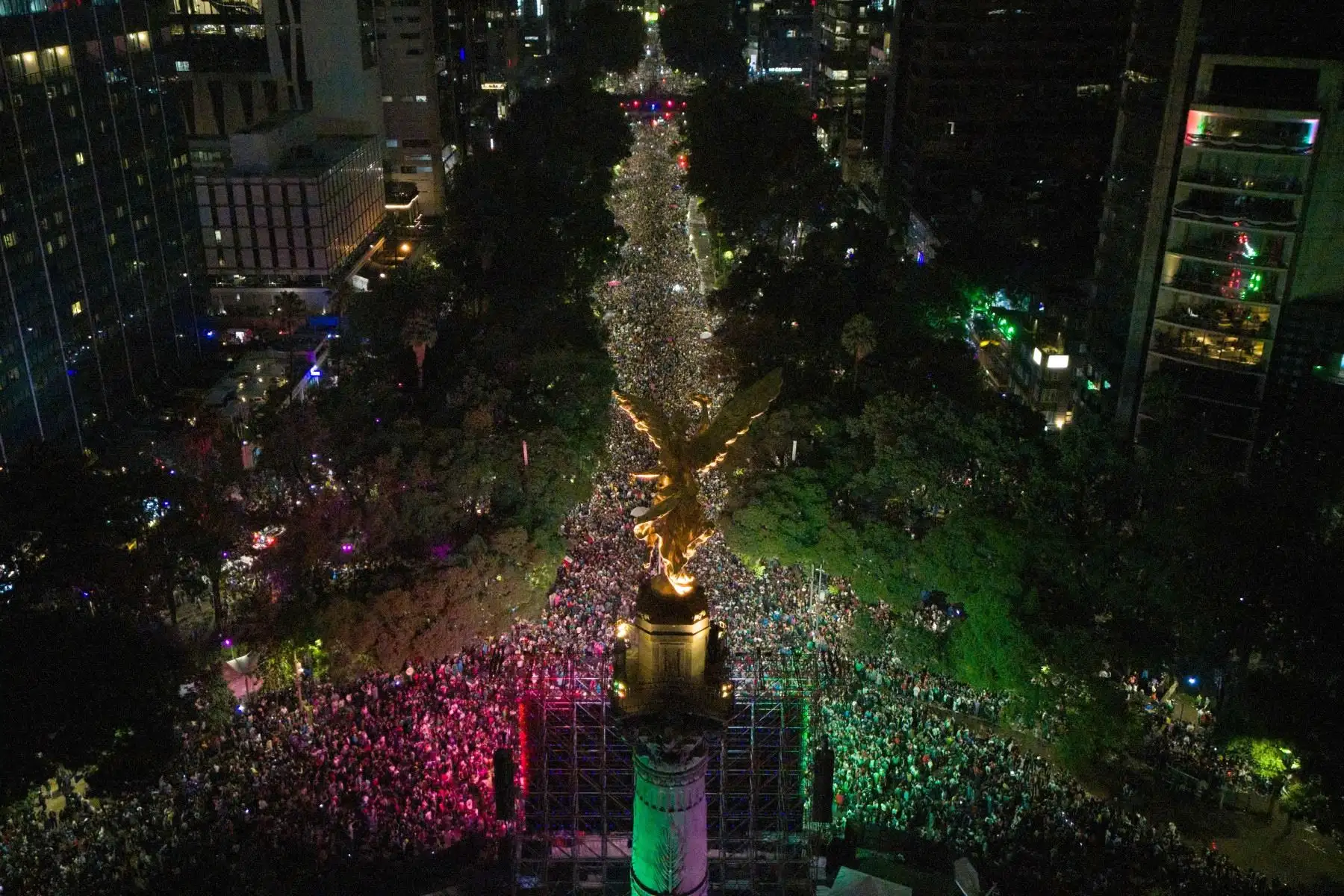 Aficionados al fútbol mexicano celebran su victoria en el Ángel de la Independencia, en la Ciudad de México, el 24 de junio de 2026, tras el partido de la Copa Mundial de la FIFA 2026 entre México y Chequia. Foto: AFP