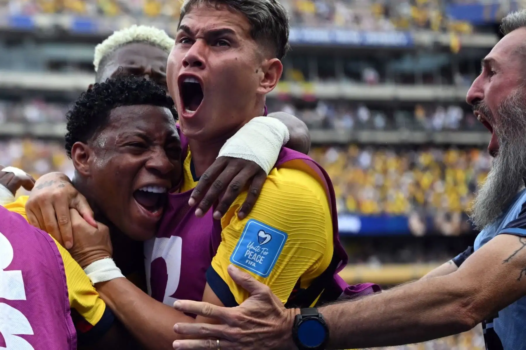 El centrocampista ecuatoriano Gonzalo Plata celebra con sus compañeros tras marcar el segundo gol de su equipo durante el partido de fútbol del Grupo E de la Copa Mundial de 2026 entre Ecuador y Alemania, disputado en el estadio de Nueva York/Nueva Jersey el 25 de junio de 2026. Foto: AFP
