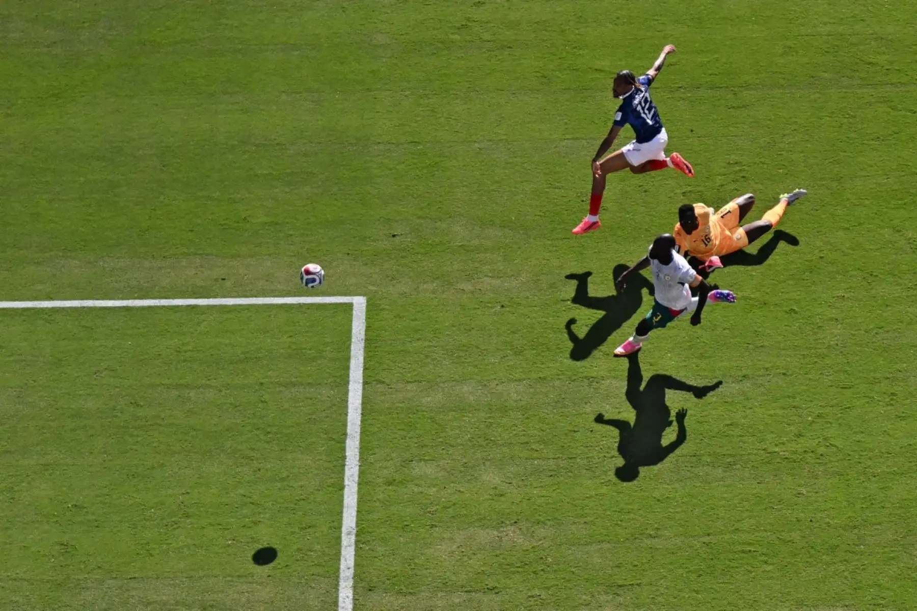 El delantero francés Bradley Barcola marca el segundo gol de su equipo durante el partido de fútbol del Grupo I de la Copa Mundial de 2026 entre Francia y Senegal, disputado en el estadio de Nueva York/Nueva Jersey el 16 de junio de 2026. Foto: AFP