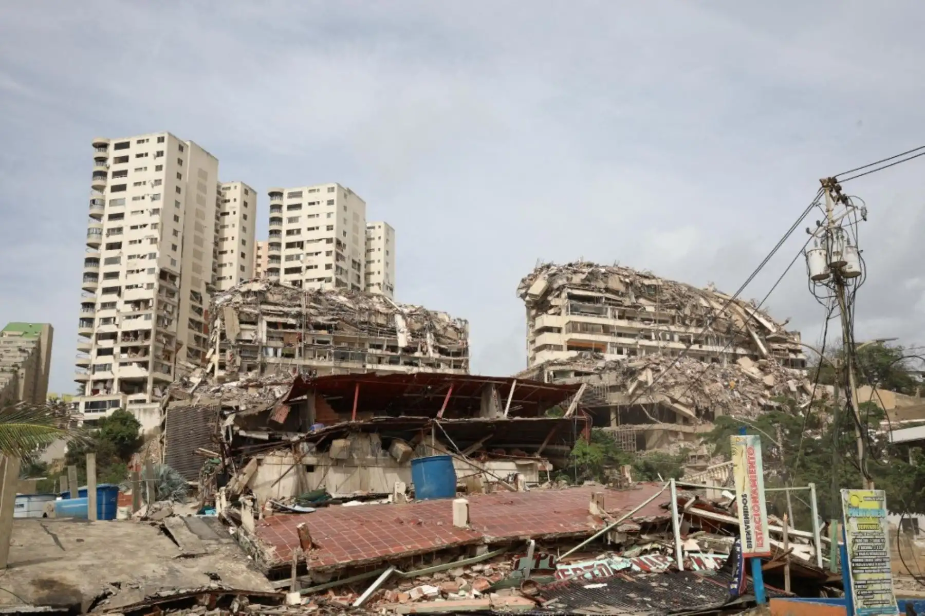 Vista de la destrucción catastrófica en la ciudad costera de La Guaira, Venezuela, el 5 de julio de 2026, la zona más afectada por los recientes terremotos gemelos de magnitud 7,2 y 7,5. Foto: AFP