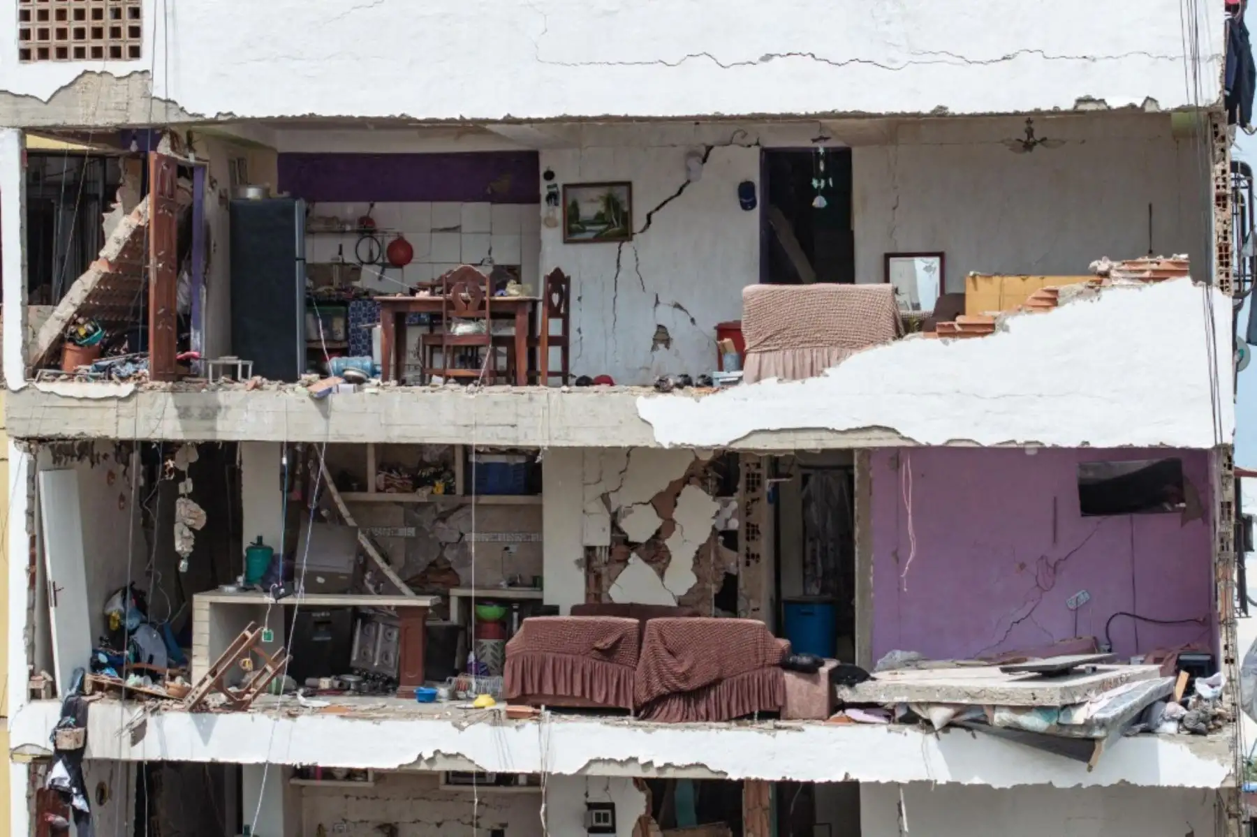 Vista de la destrucción catastrófica en los barrios Caraballeda y Caribe de la ciudad costera de La Guaira, Venezuela, el 5 de julio de 2026, la zona más afectada por los recientes terremotos gemelos de magnitud 7,2 y 7,5. Foto: AFP
