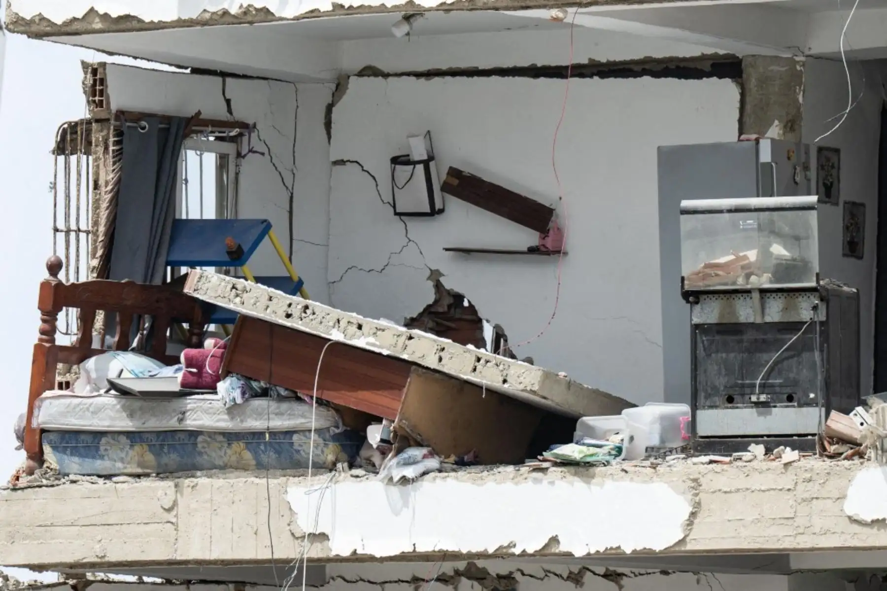 Vista de la destrucción catastrófica en los barrios Caraballeda y Caribe de la ciudad costera de La Guaira, Venezuela, el 5 de julio de 2026, la zona más afectada por los recientes terremotos gemelos de magnitud 7,2 y 7,5. Foto: AFP