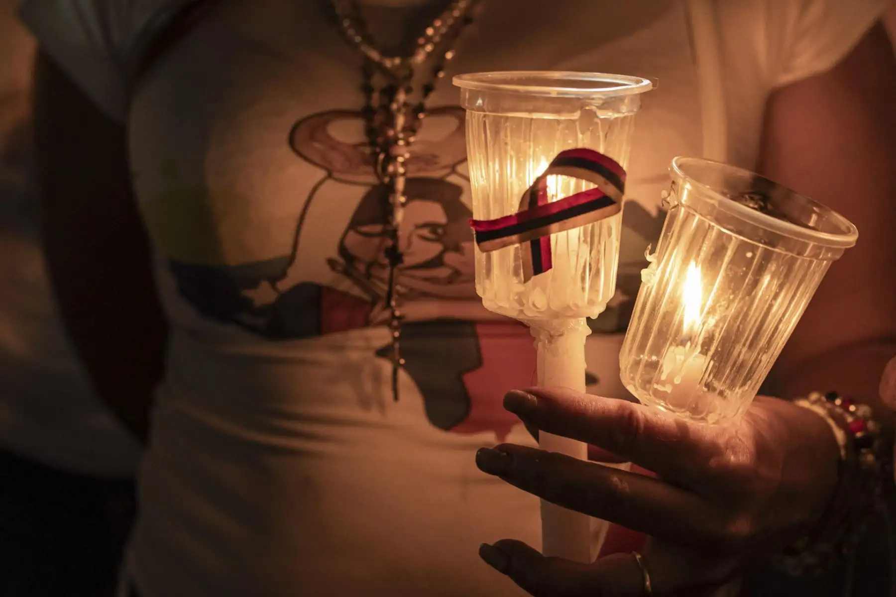 Una persona participa en una vigilia en honor las victimas de los terremotos este domingo, en Caracas (Venezuela). Cientos de personas en dos ciudades de Venezuela rindieron homenaje en vigilias a los al menos 3.342 muertos que dejaron los terremotos del 24 de junio y se solidarizaron con los miles de heridos y con los que perdieron sus viviendas, principalmente en la devastada región de La Guaira (norte). EFE/ Miguel Gutiérrez