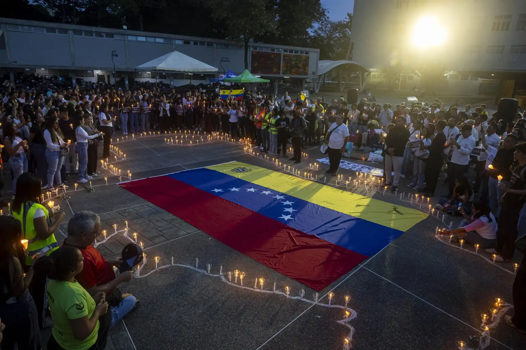 Un grupo de personas participa en una vigilia en honor las victimas de los terremotos este domingo, en Caracas (Venezuela). Cientos de personas en dos ciudades de Venezuela rindieron homenaje en vigilias a los al menos 3.342 muertos que dejaron los terremotos del 24 de junio y se solidarizaron con los miles de heridos y con los que perdieron sus viviendas, principalmente en la devastada región de La Guaira (norte). EFE/ Miguel Gutiérrez