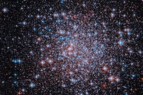 El cúmulo globular NGC 6426 se encuentra en el halo exterior de la Vía Láctea. Se trata de una colección esférica de estrellas unidas entre sí por la gravedad.
